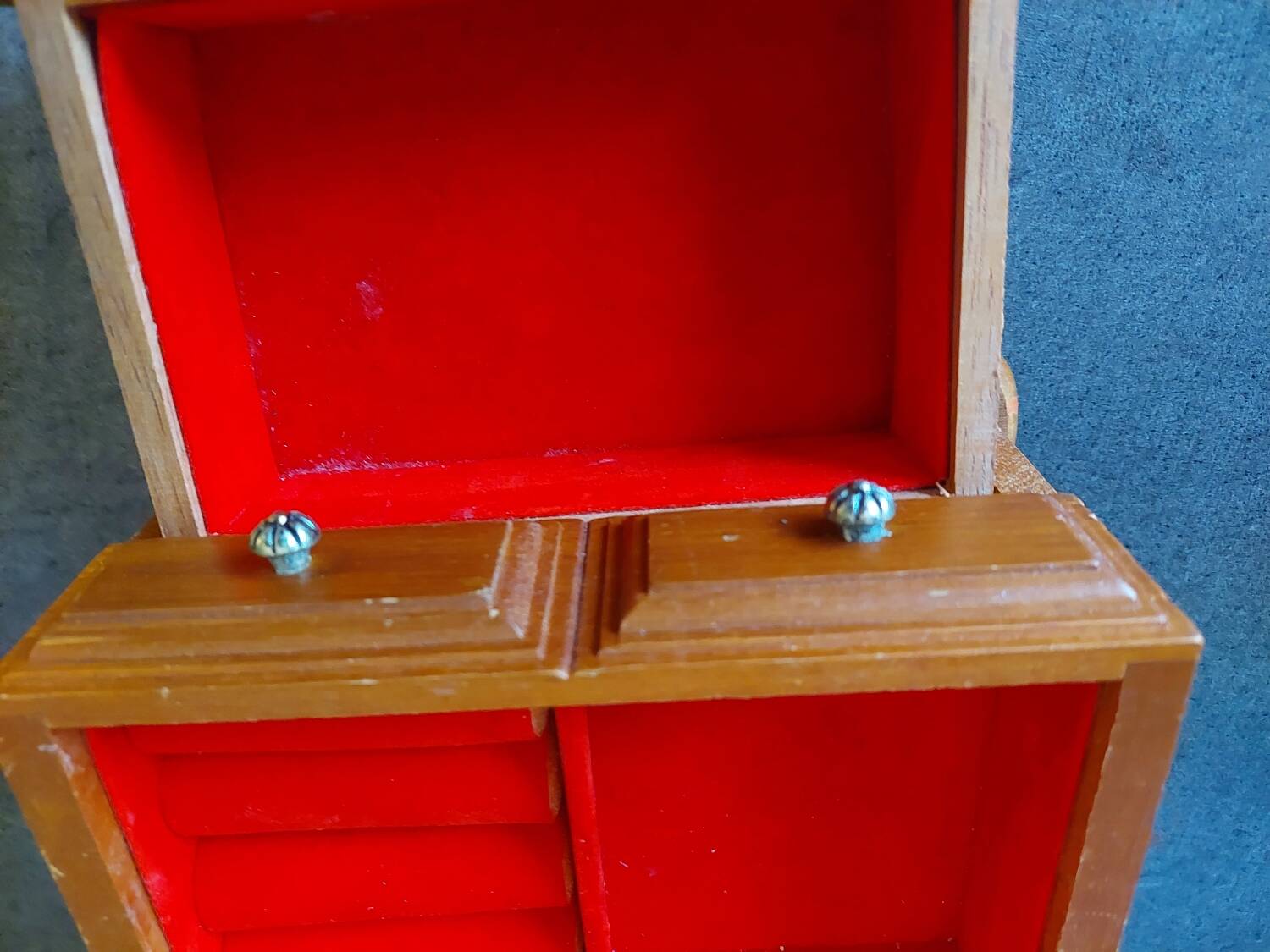 Wooden jewelry box