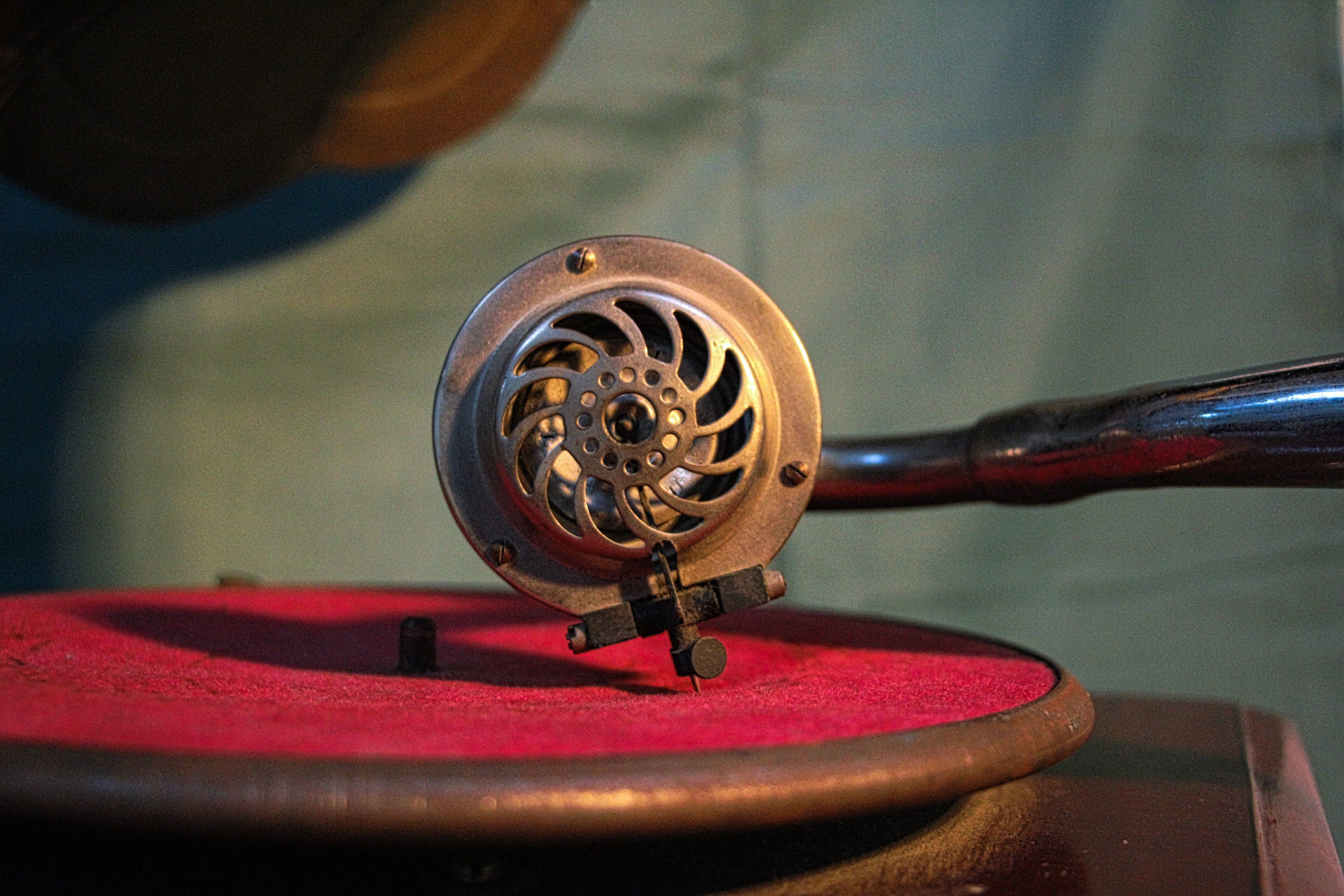 Gramophone phonograph old multi speed hornet copper vintage 1940