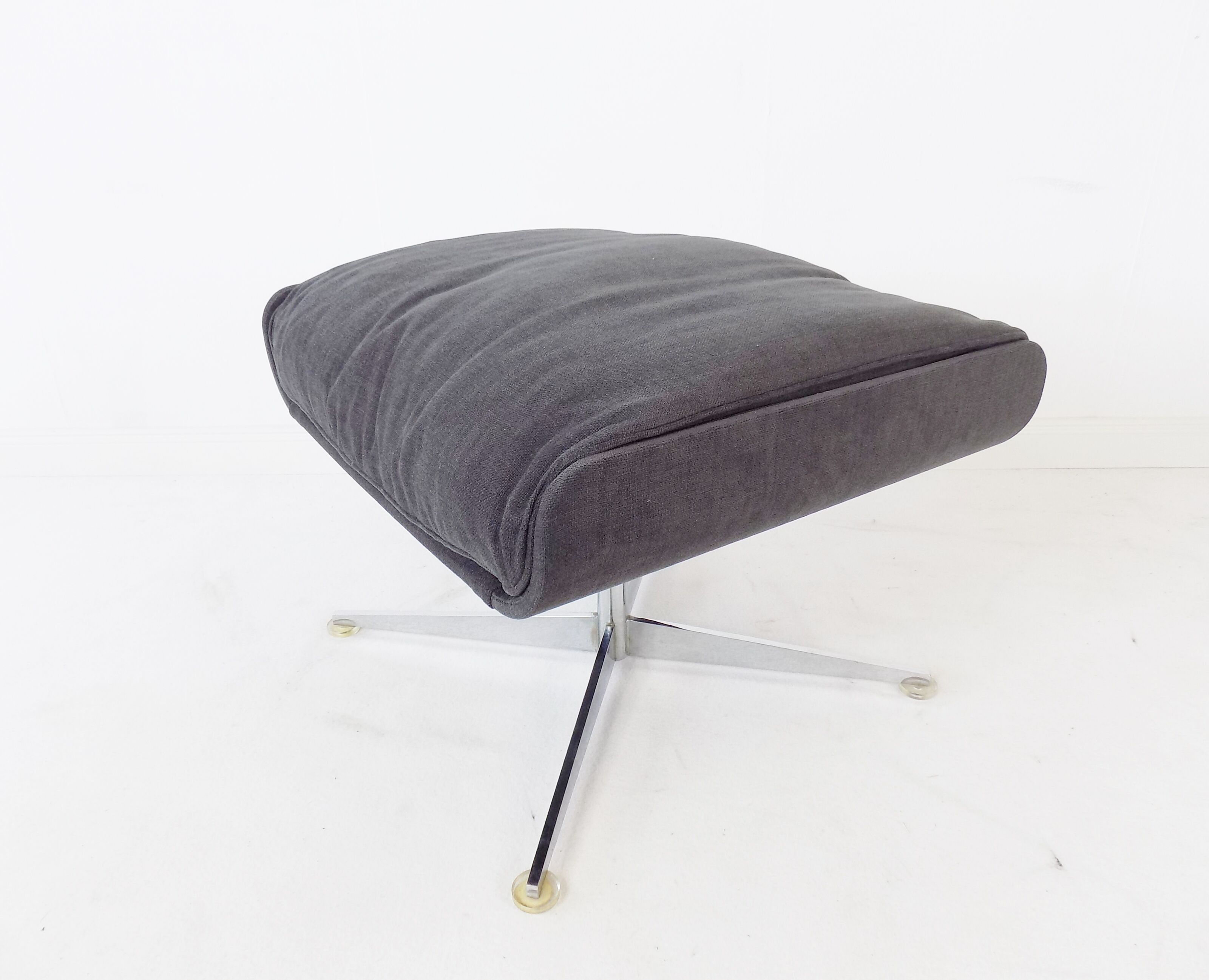 Fauteuil Kaufeld Siesta 62  grise avec pouf par Jacques Brule