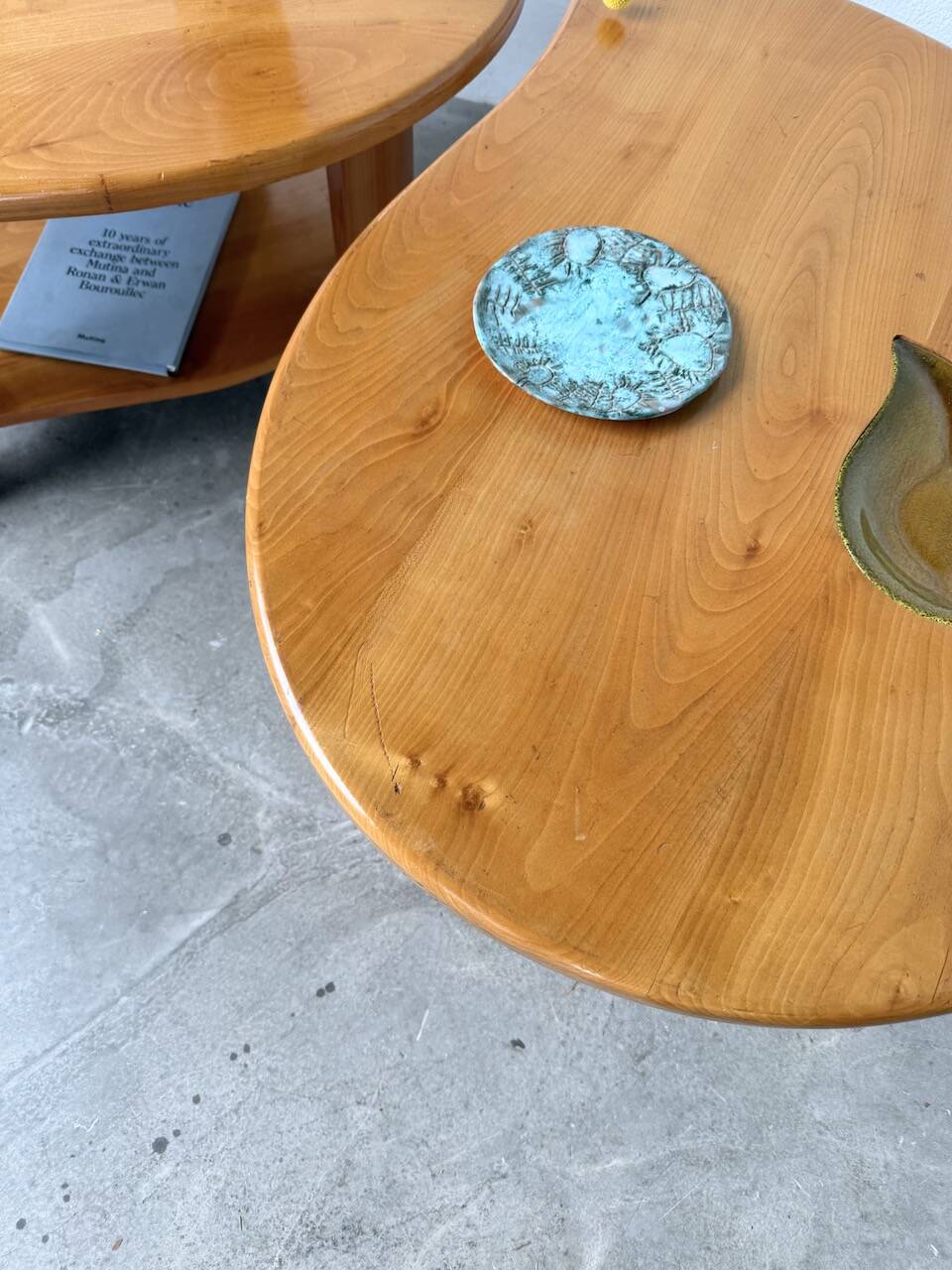 Tables basses en orme formant une goutte