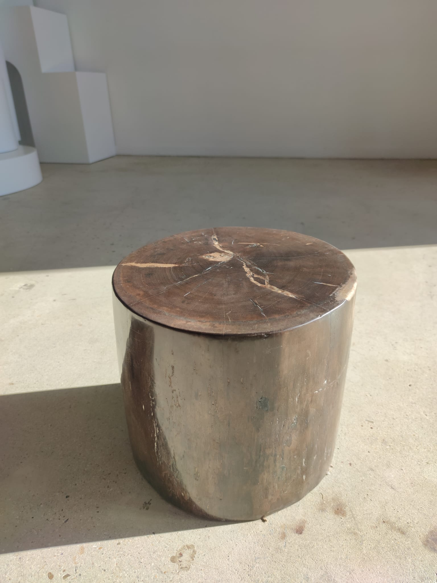 Table d'appoint en bois pétrifié couleur marron glacé - H:34cm D:35cm