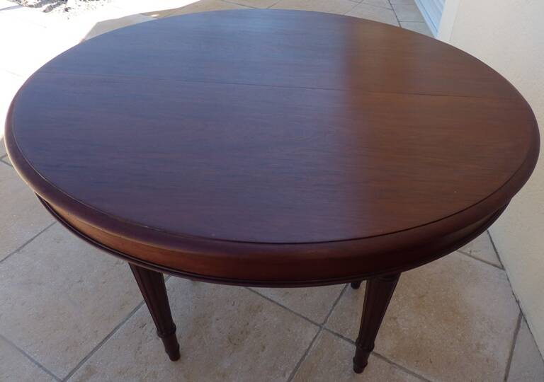 Table en acajou extensible  à 6 pieds fuselés et canelé style louis XVI