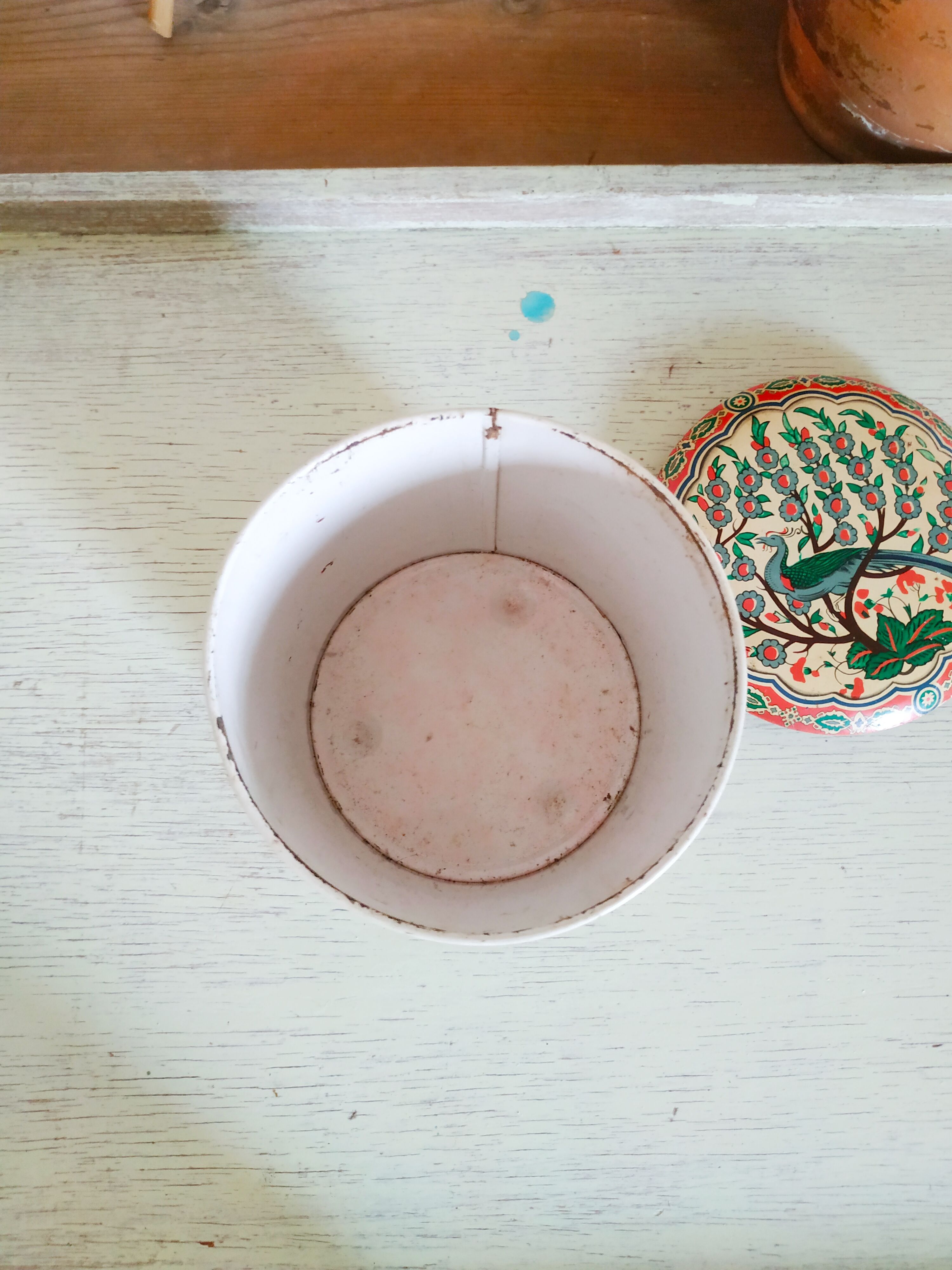 Boîte colorée ancienne motifs floraux et paon