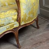 Duchesse en bateau, chaise Longue style Louis XV en soie jaune, XVIIIème siècle