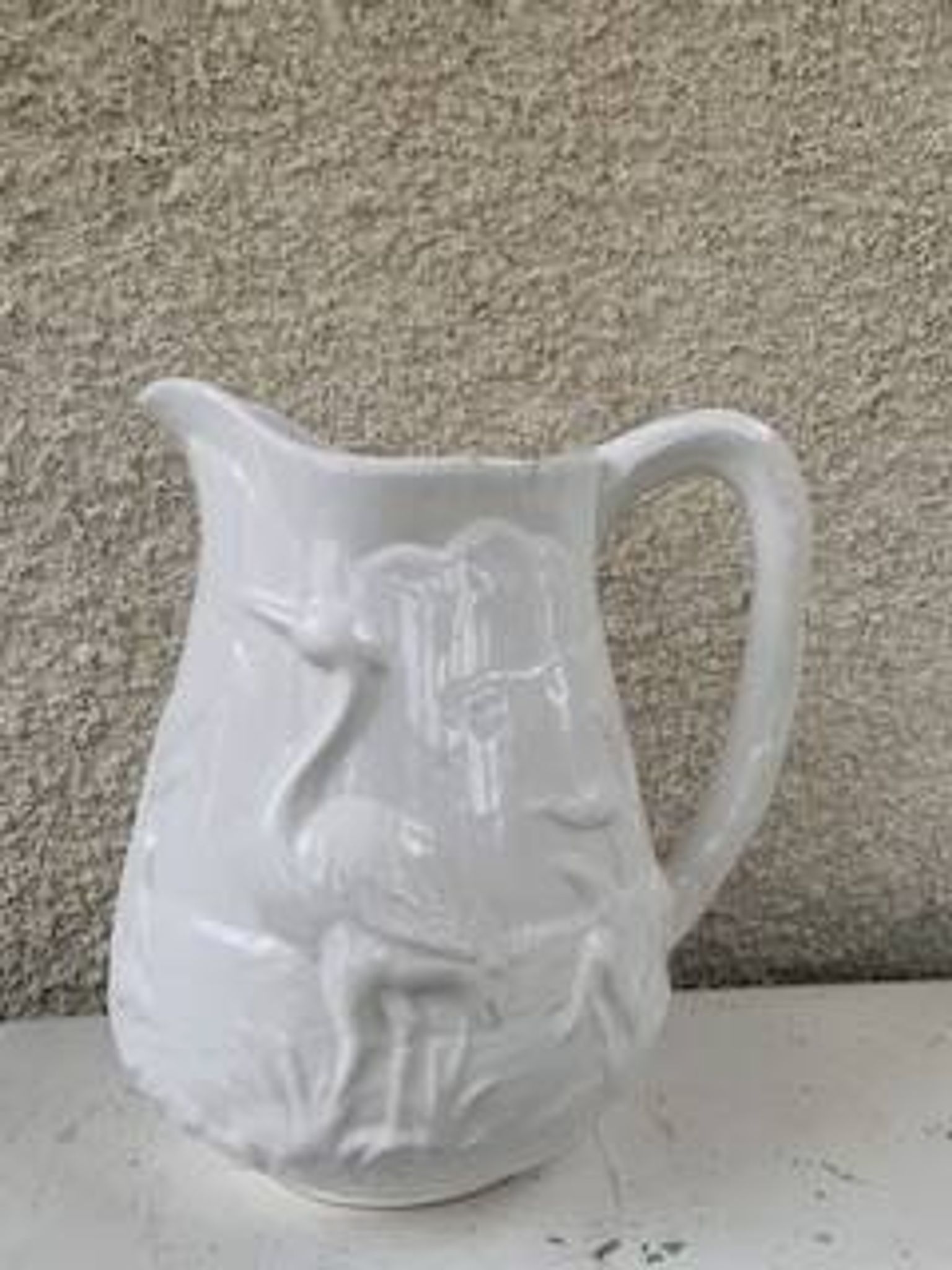 Carafe le héron en ceramique émaillée blanche barbotine