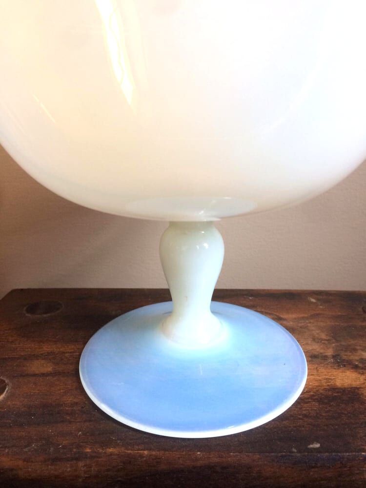 Coupe en opaline piédouche