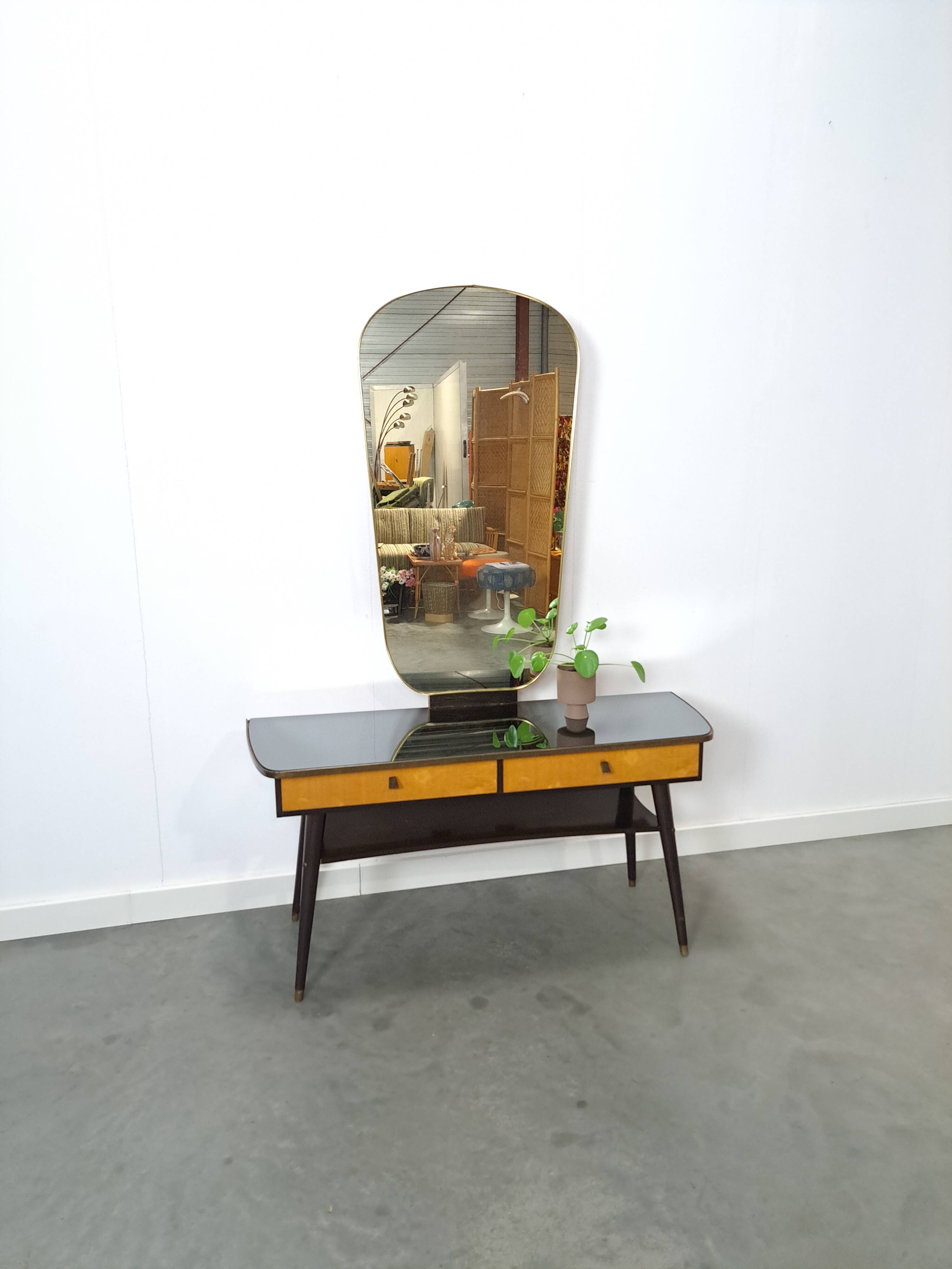 Sidetable met lades en grote spiegel met gouden rand, kaptafel