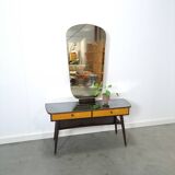 Sidetable met lades en grote spiegel met gouden rand, kaptafel