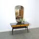 Sidetable met lades en grote spiegel met gouden rand, kaptafel