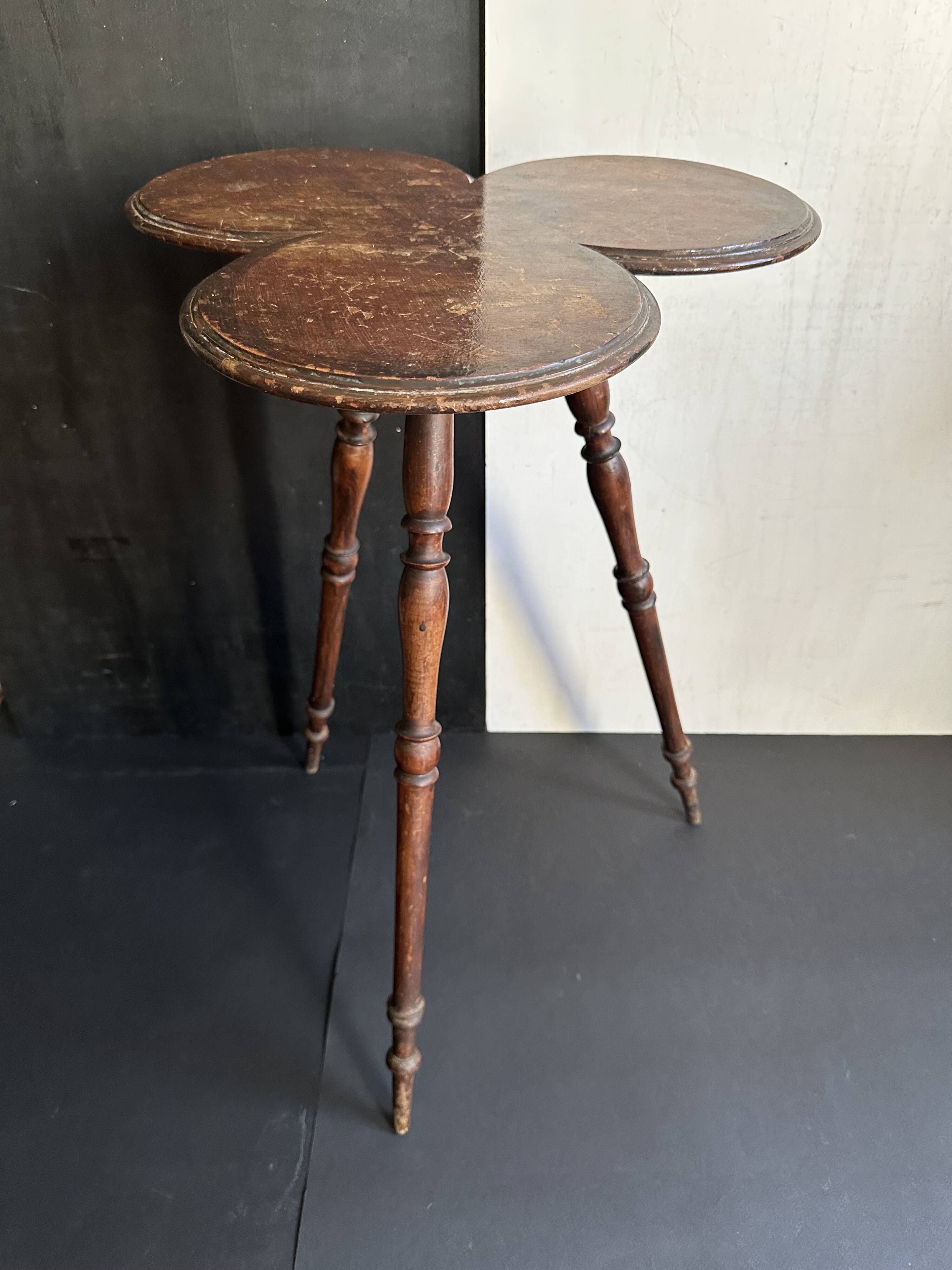 Guéridon Napoléon III en bois, forme trèfle