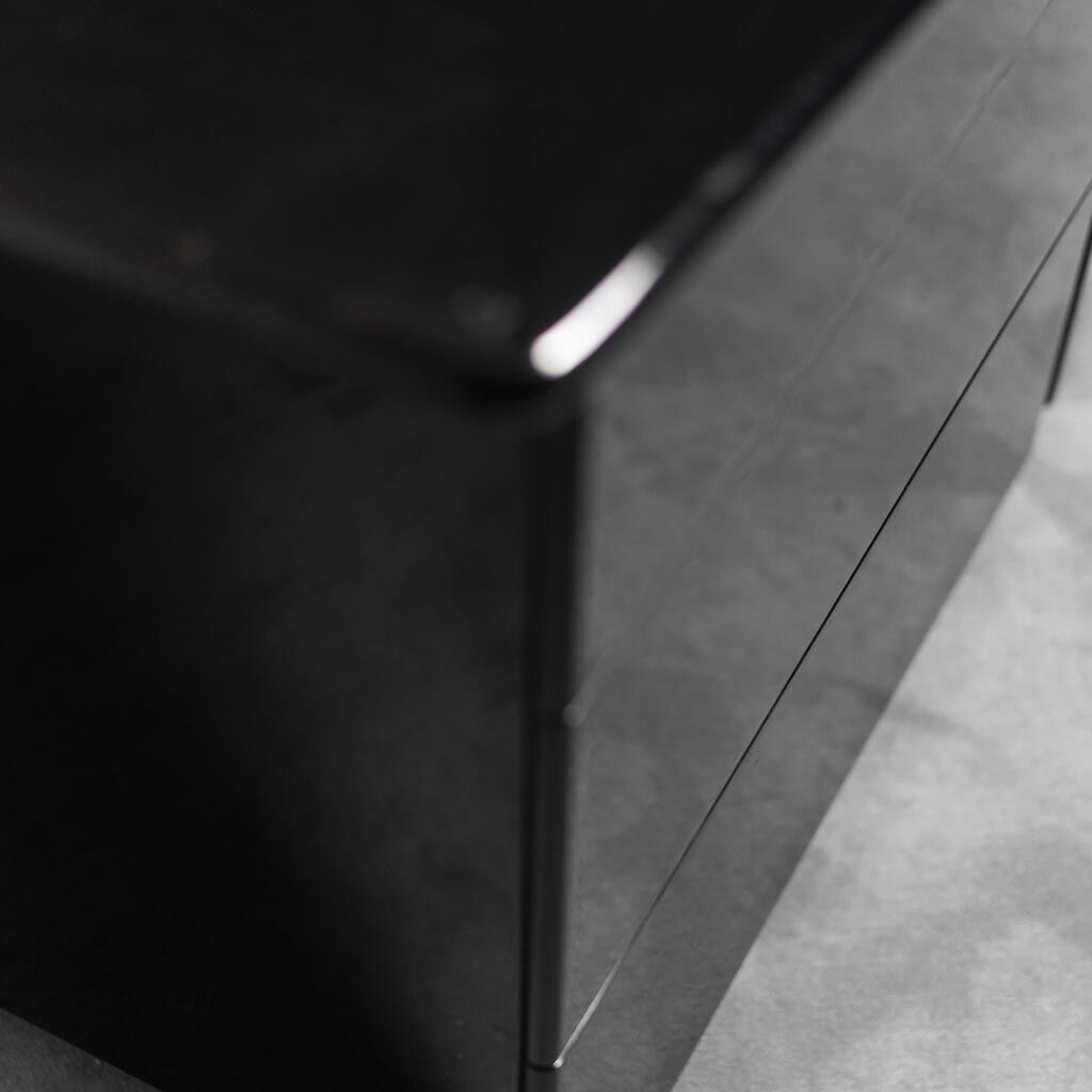 Commode en bois laqué noir des années 70