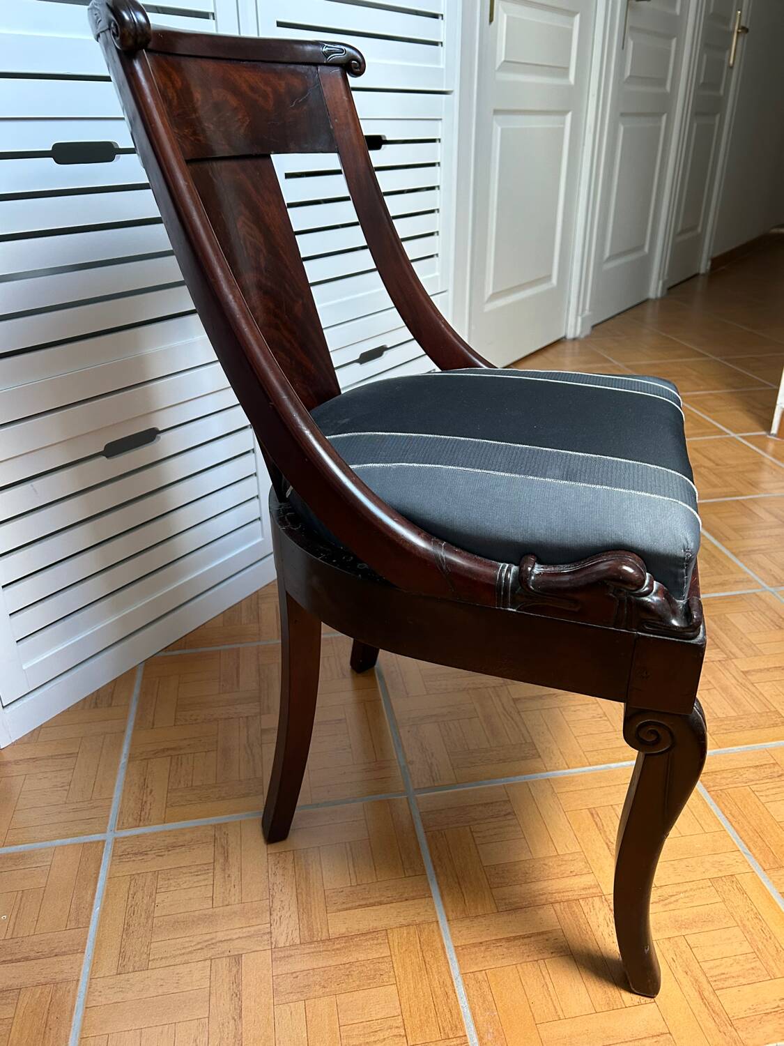 Mahogany gondola chair – Empire style