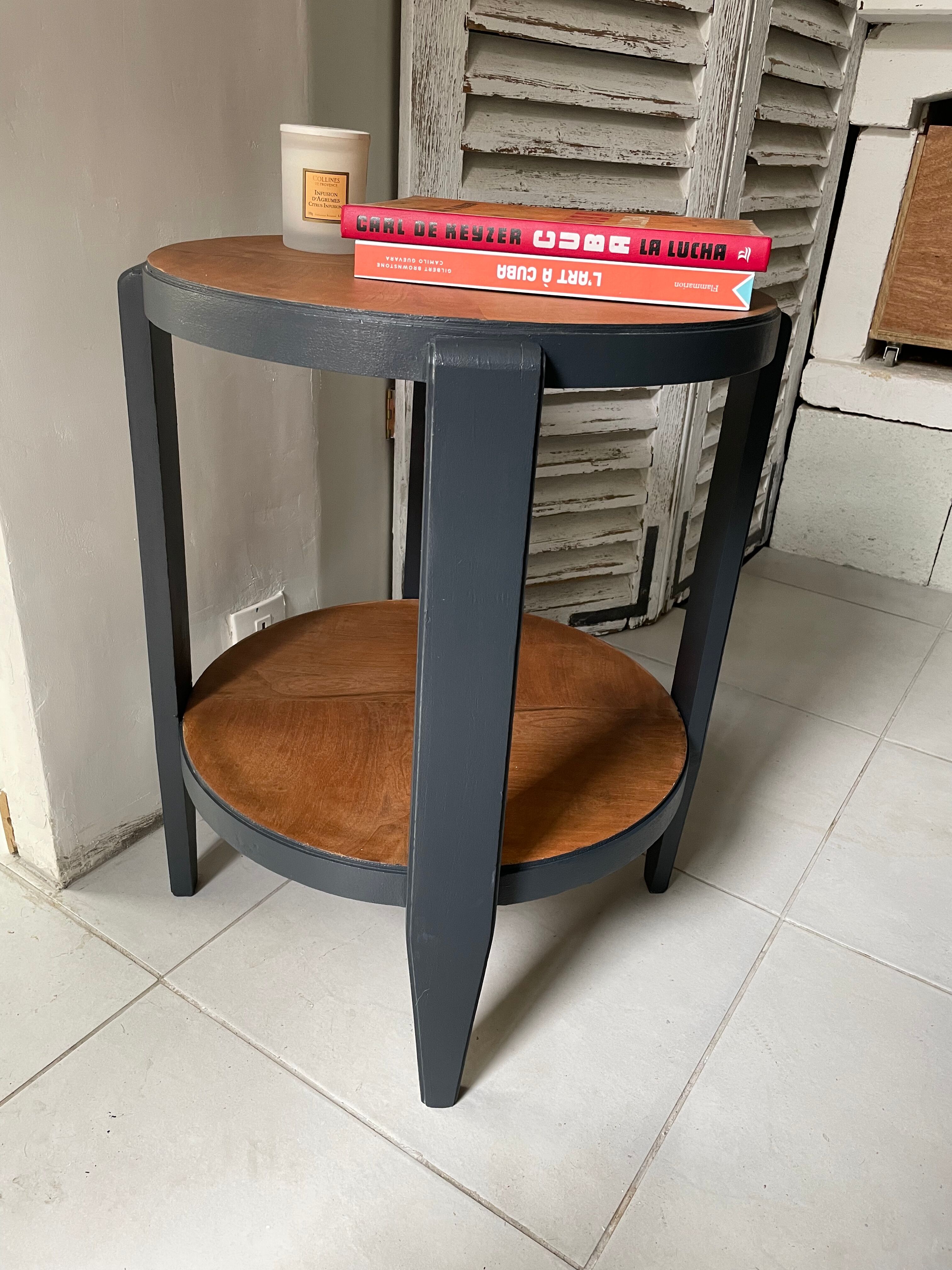 Round pedestal table 30s