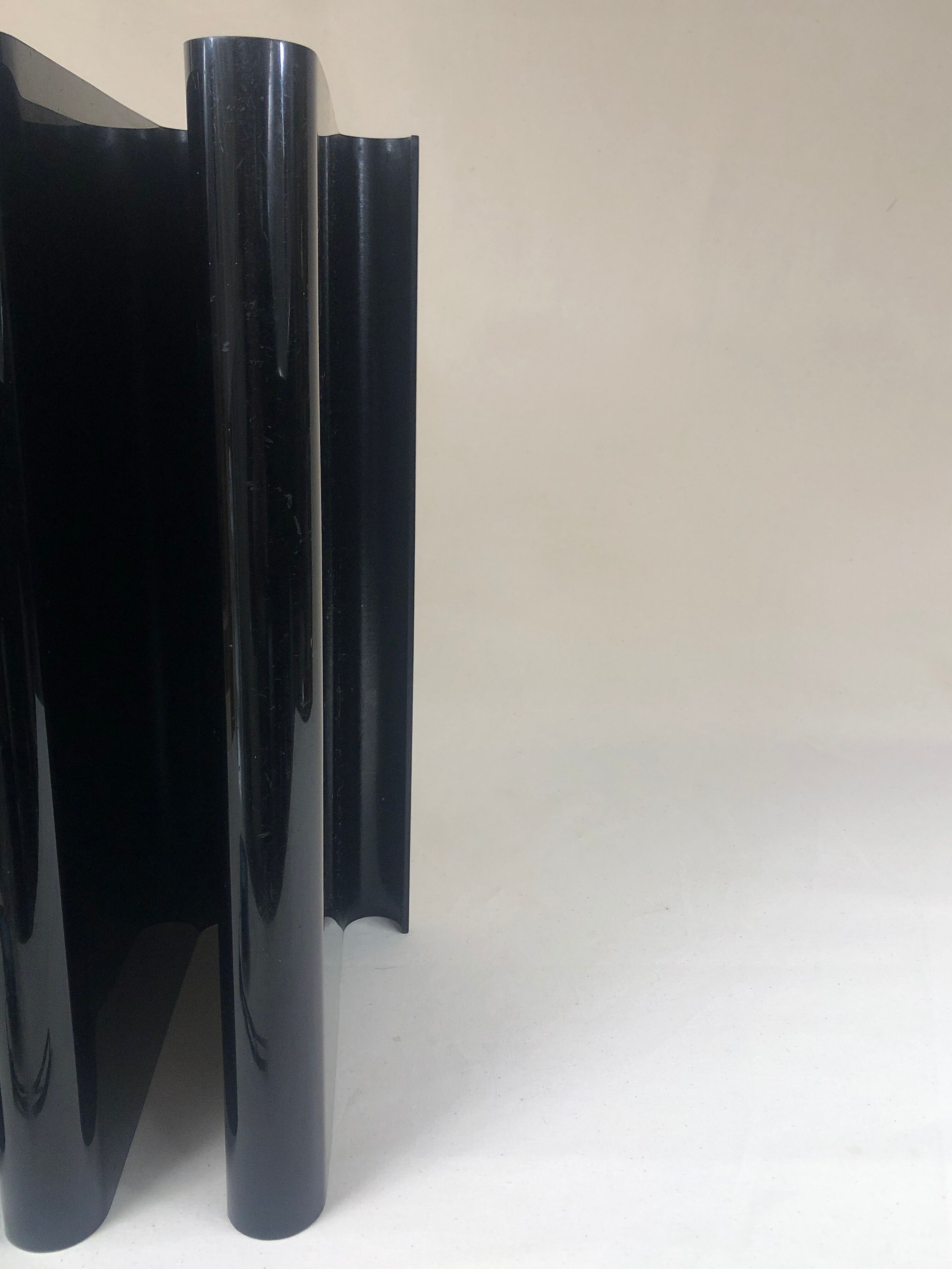 Vinyl door / black plexiglass magazine holder