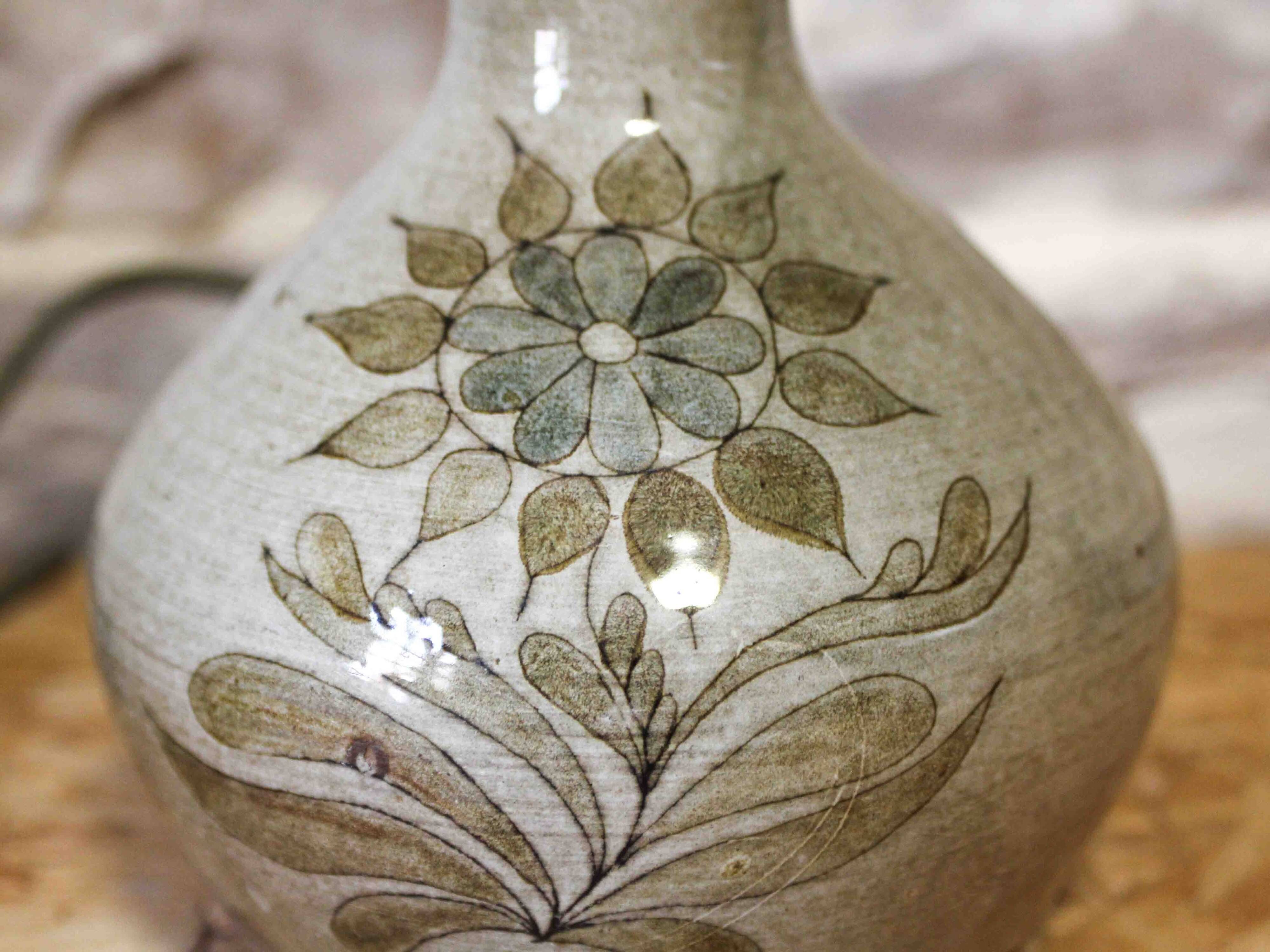 Ceramic lamp base with flower decoration