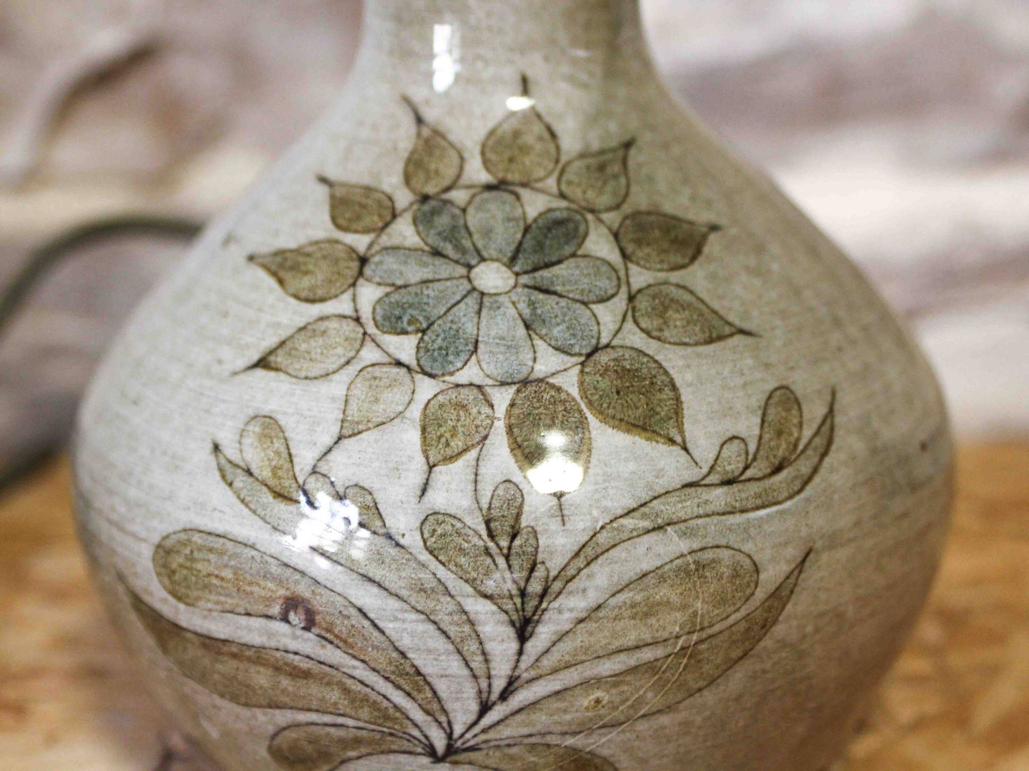 Pied de lampe en céramique à déco de fleurs