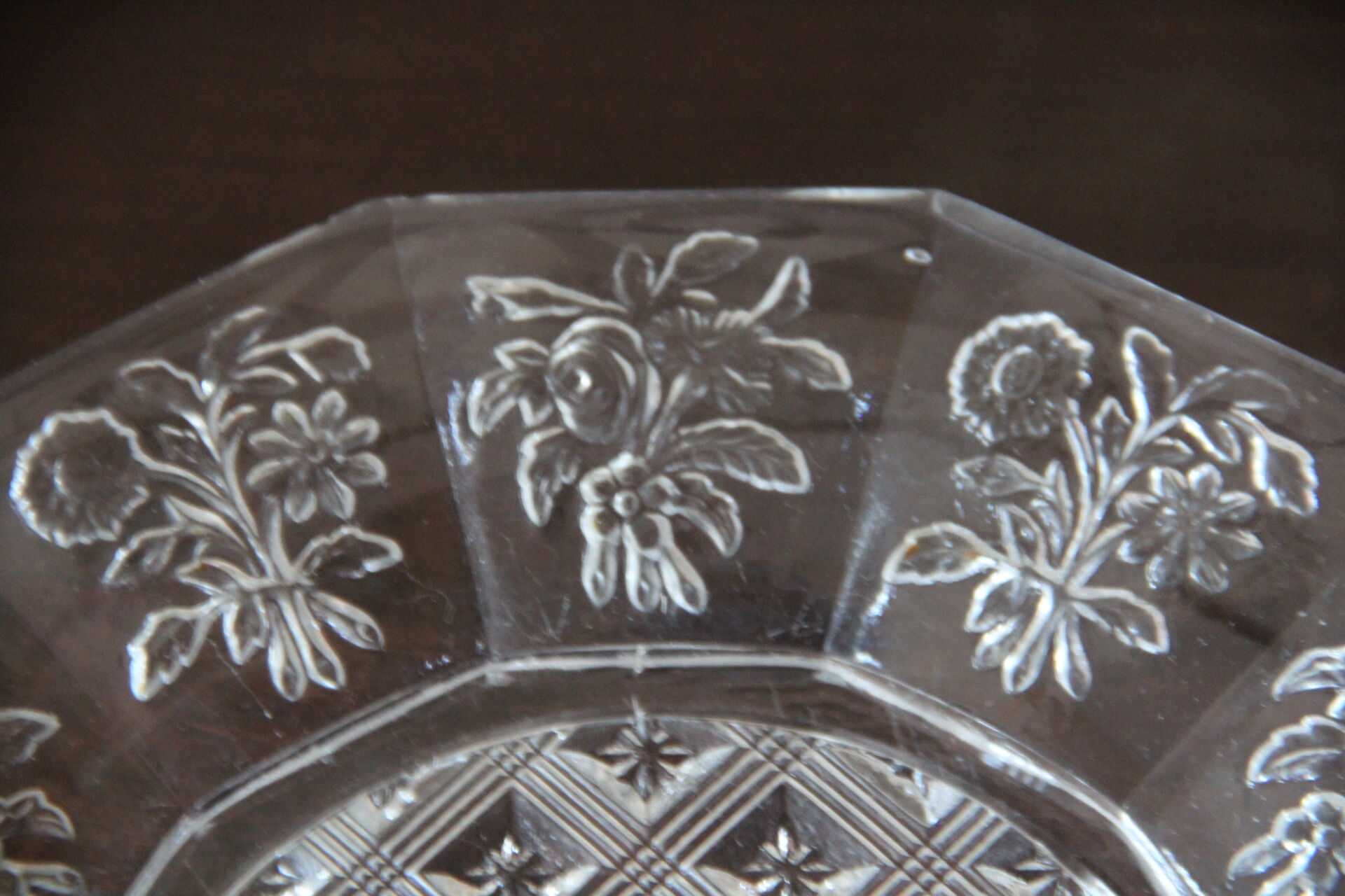 10 dessert plates in molded glass of floral motifs