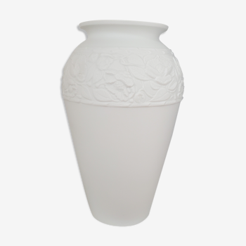 Vase sculpté blanc mat en porcelaine