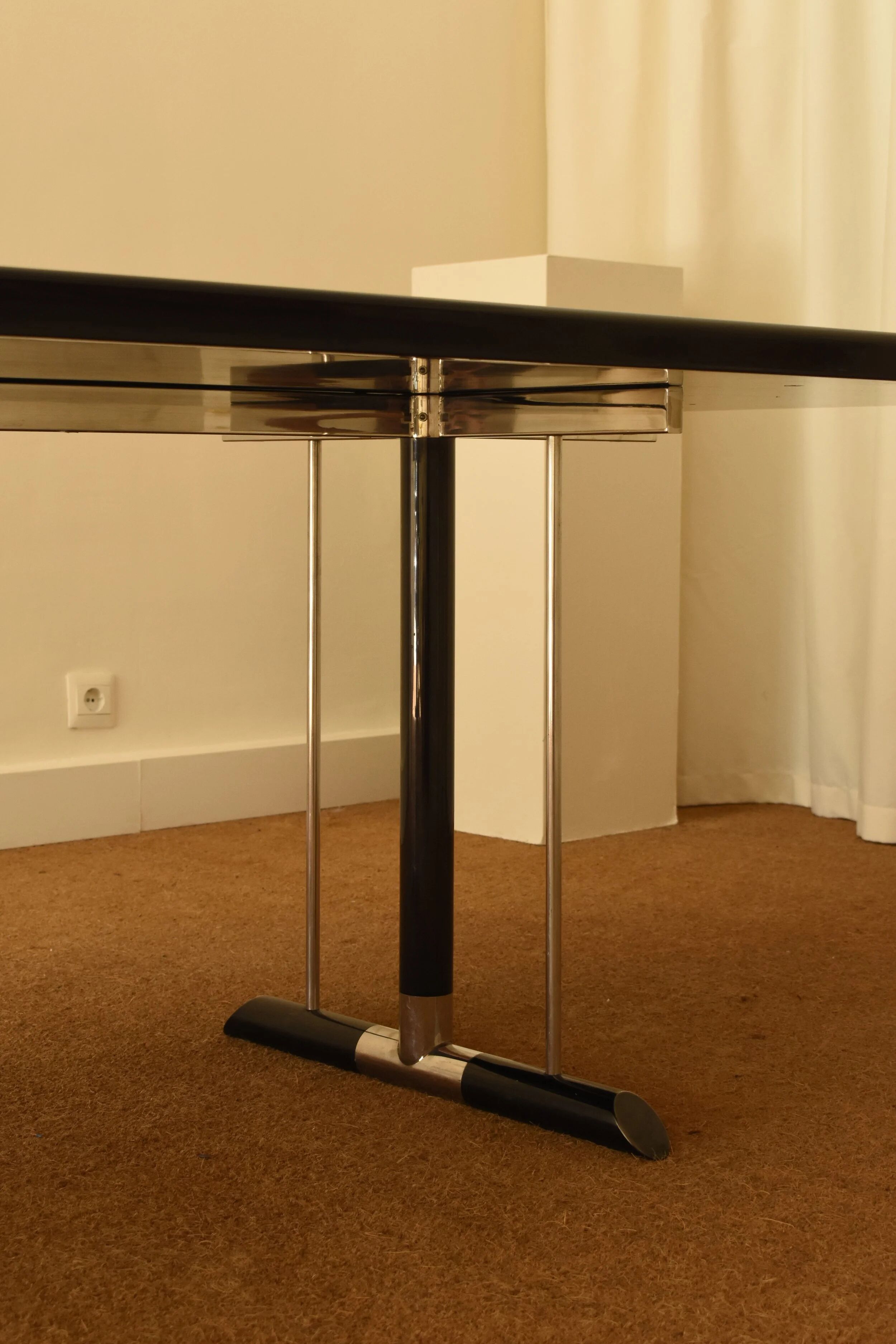 Simon Gavina dining table