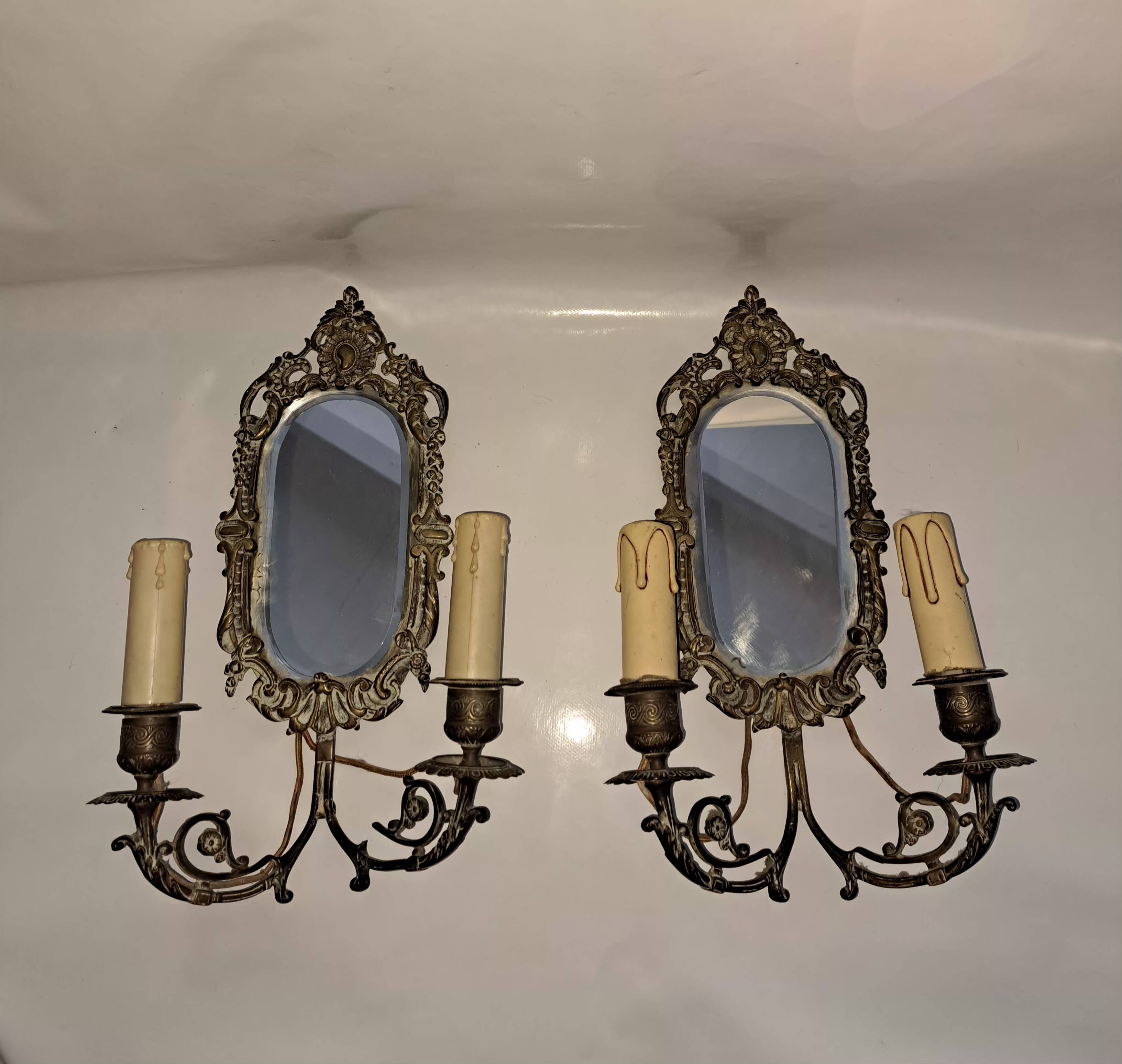 Paire d'appliques, miroirs, chandelier en bronzé.