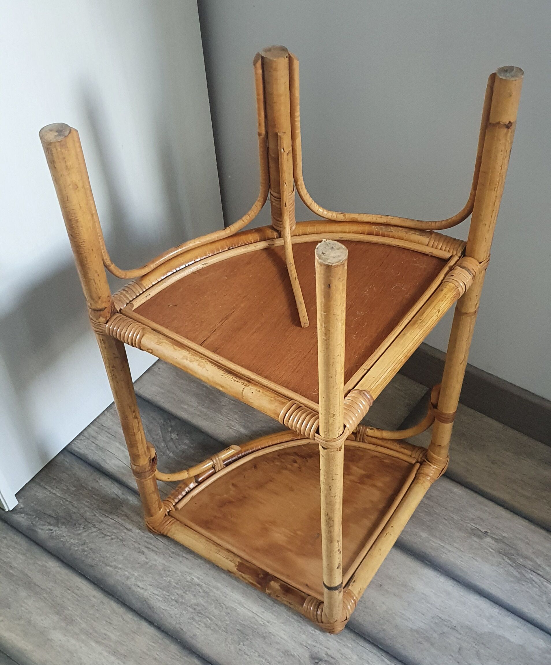 Étagère en rotin