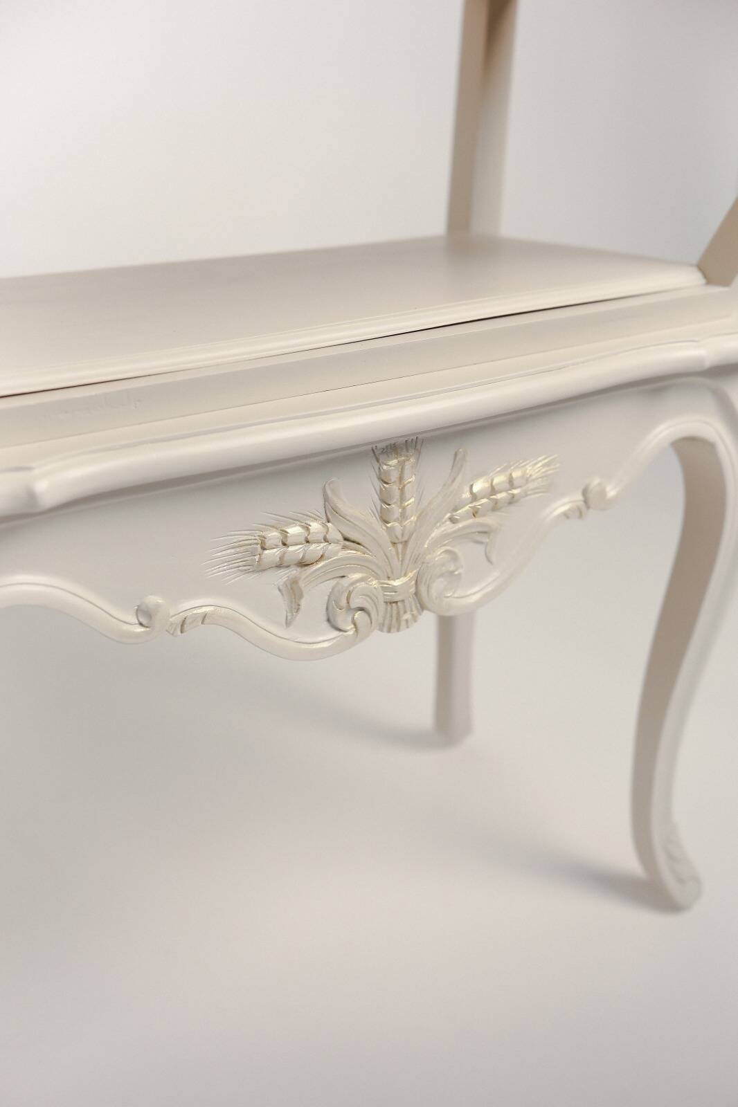 Petite table en bois rénovée Caldas