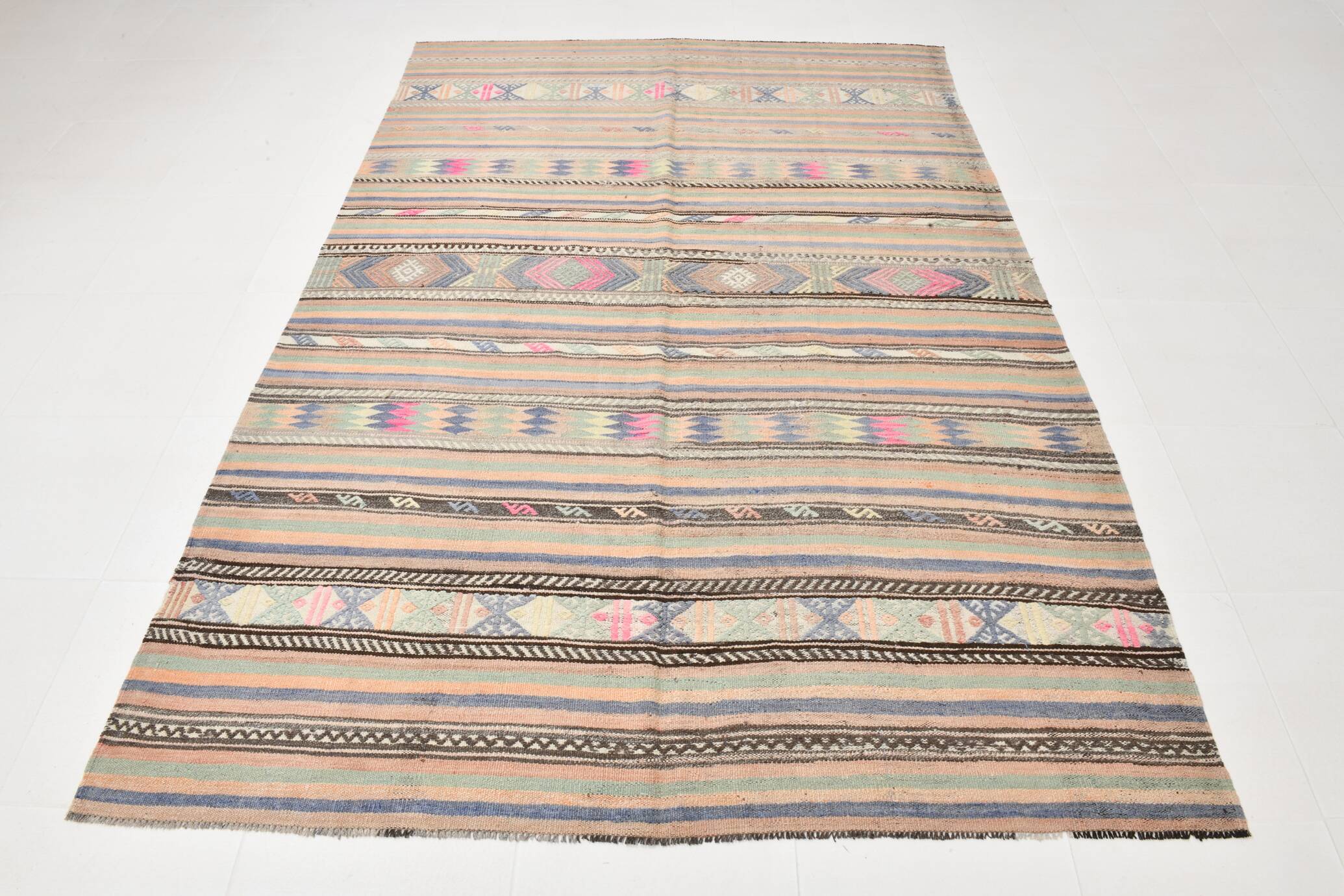 Tapis Kilim Vintage Rayé Pastel, Tons Doux, Motifs Ethniques, 174x256 Cm
