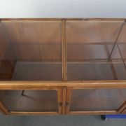 Grand comptoir en bois vintage / vitrine avec 4 portes et du verre.