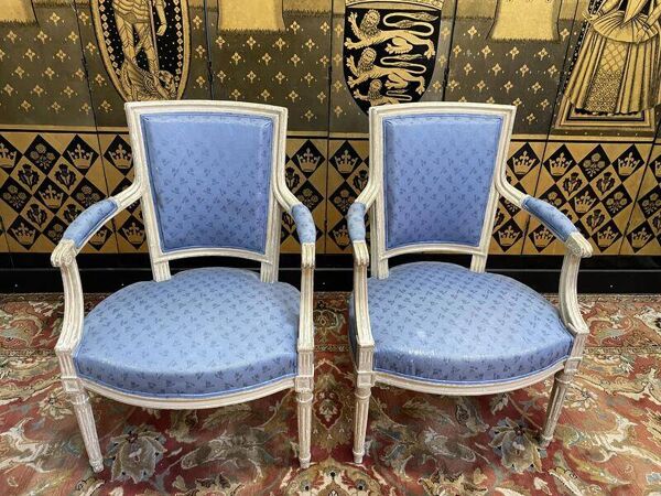 Paire de fauteuils cabriolets de style Louis XVI