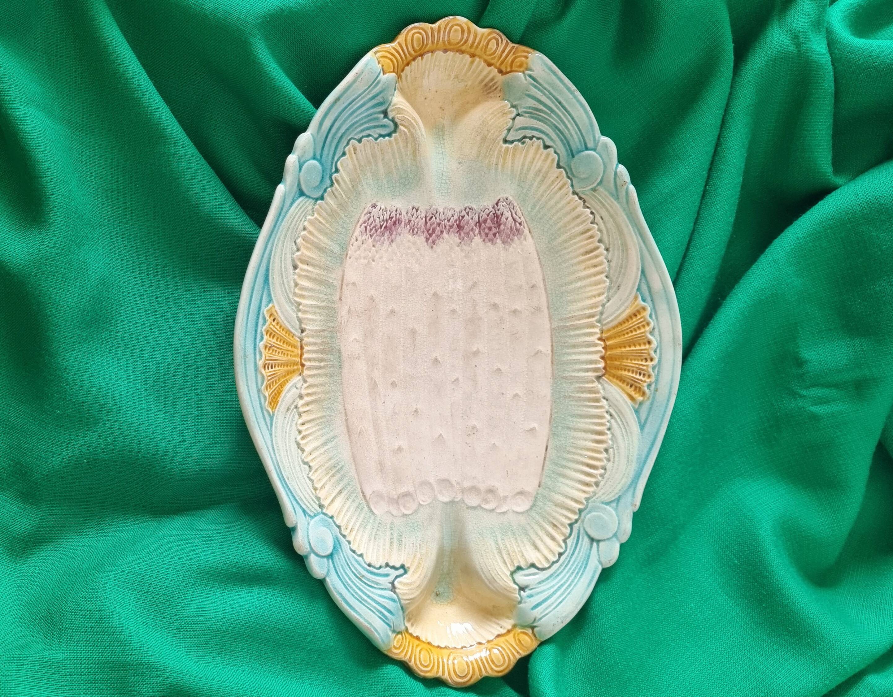 Rare and exquisite oval asparagus dish in Barbotine earthenware (majolica).