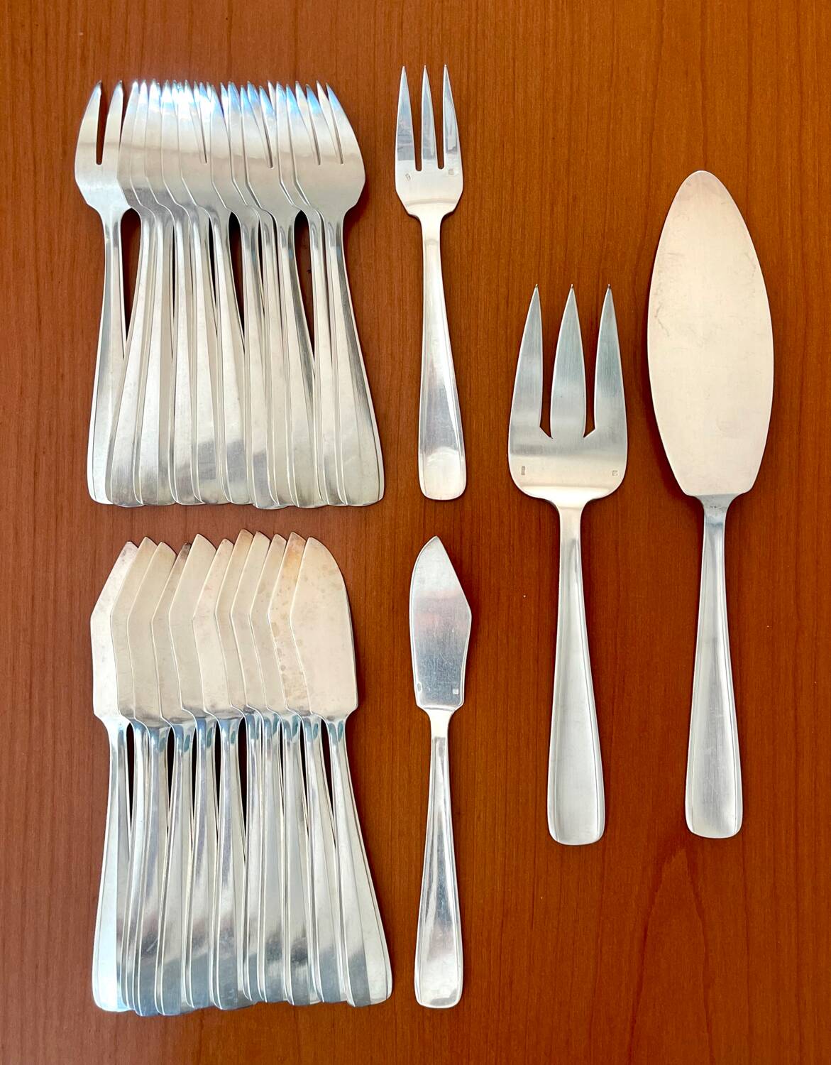 Ravinet d'enfert fish service, 12 place settings with serving cutlery