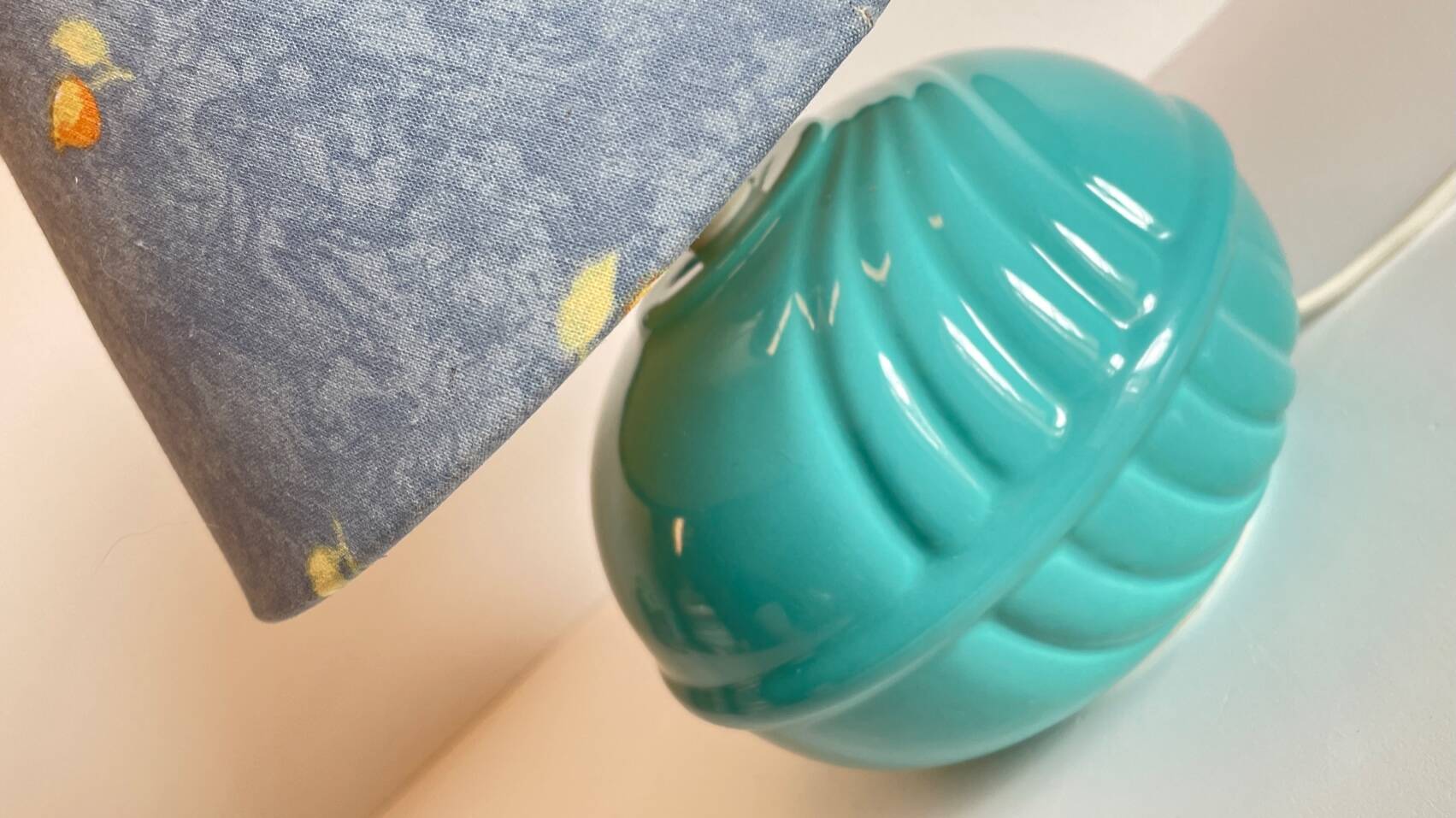 Lampe boule en céramique bleue vintage