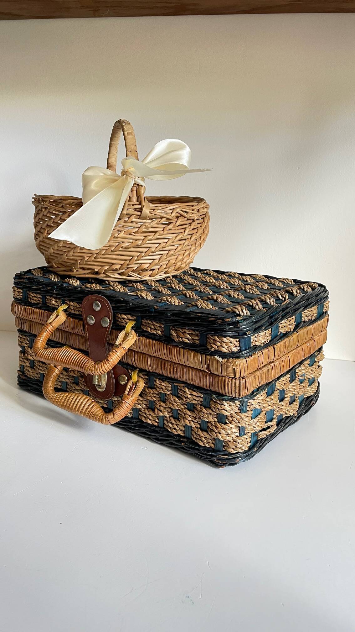 Set of 2 vintage rattan and rope baskets