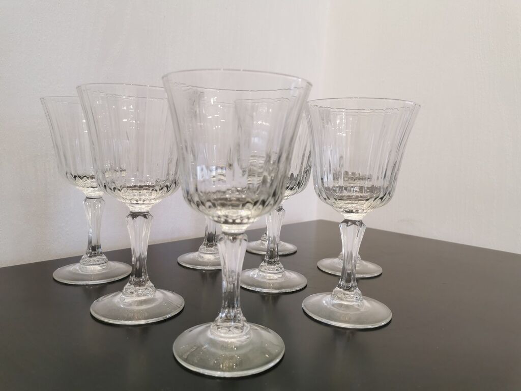 Set of 8 wine glasses with cut feet