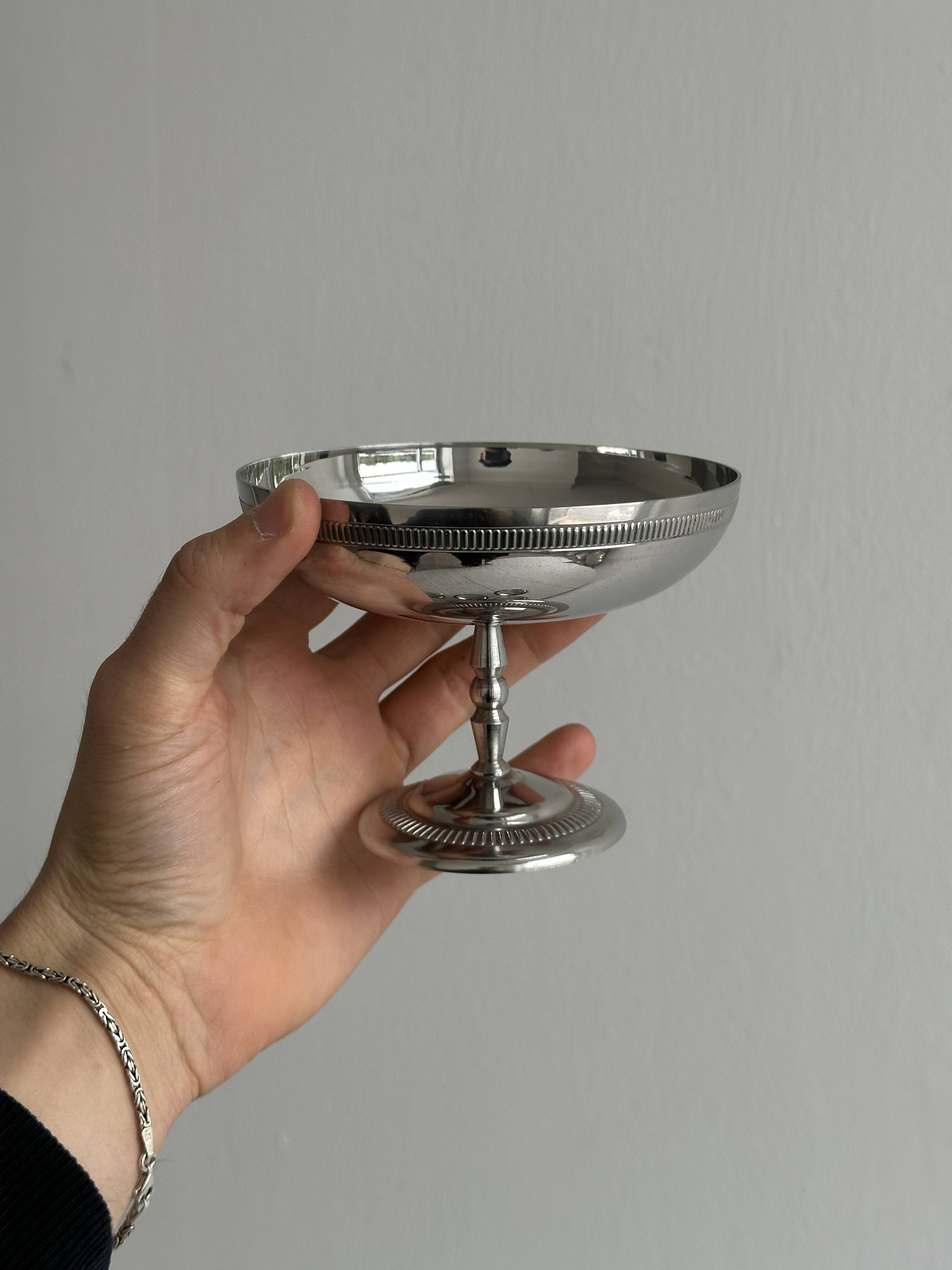 Set of 6 shiny stainless steel footed bowls