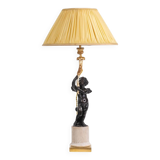 Lampe en bronze représentant un putti, socle en marbre. Circa 1880.