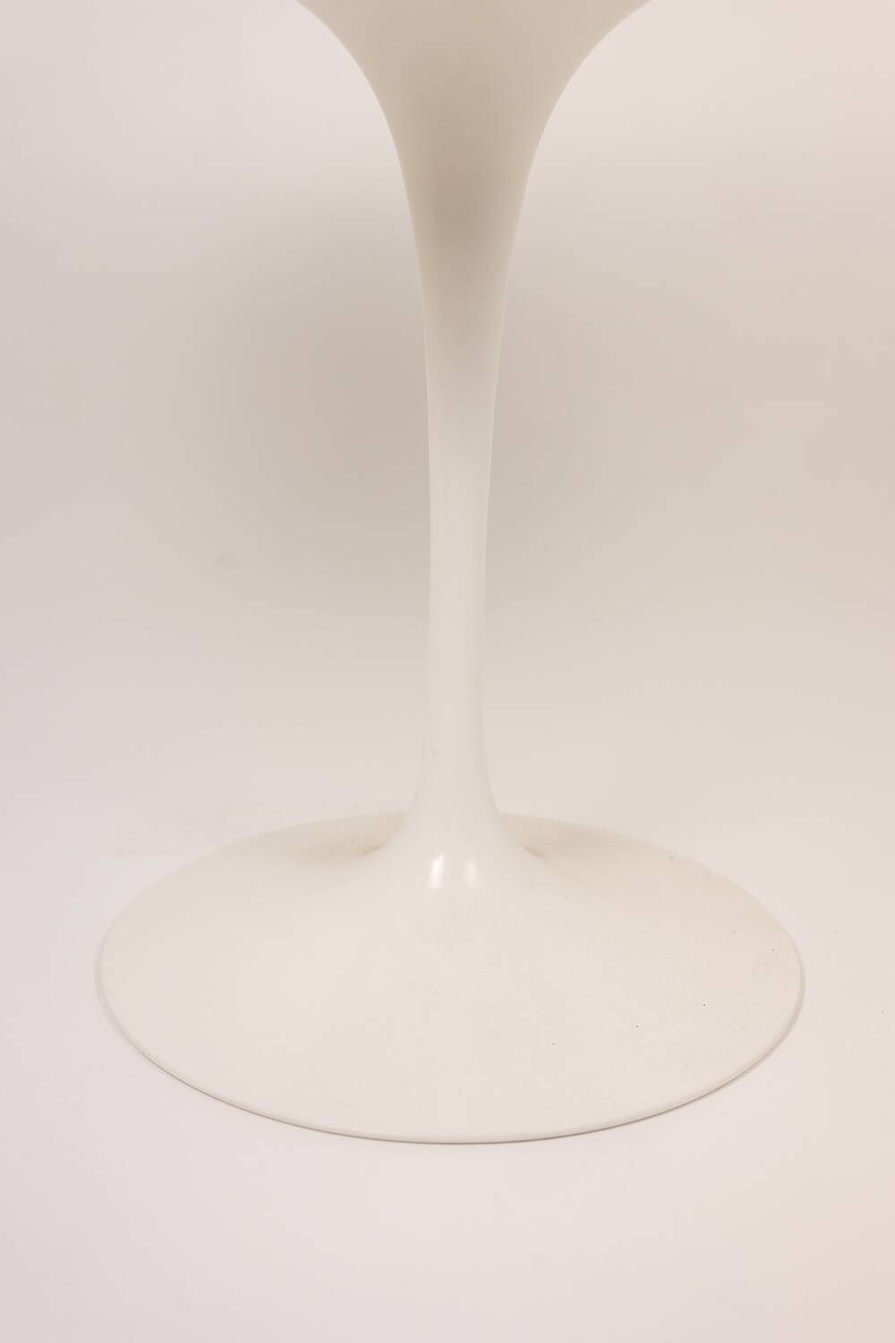 Eero Saarinen, for Knoll International. Tulip side table. Around 1970.