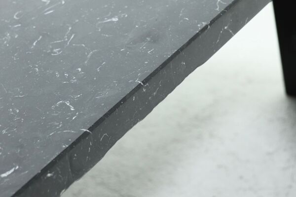 Table basse italienne moderne en marbre noir des années 1970