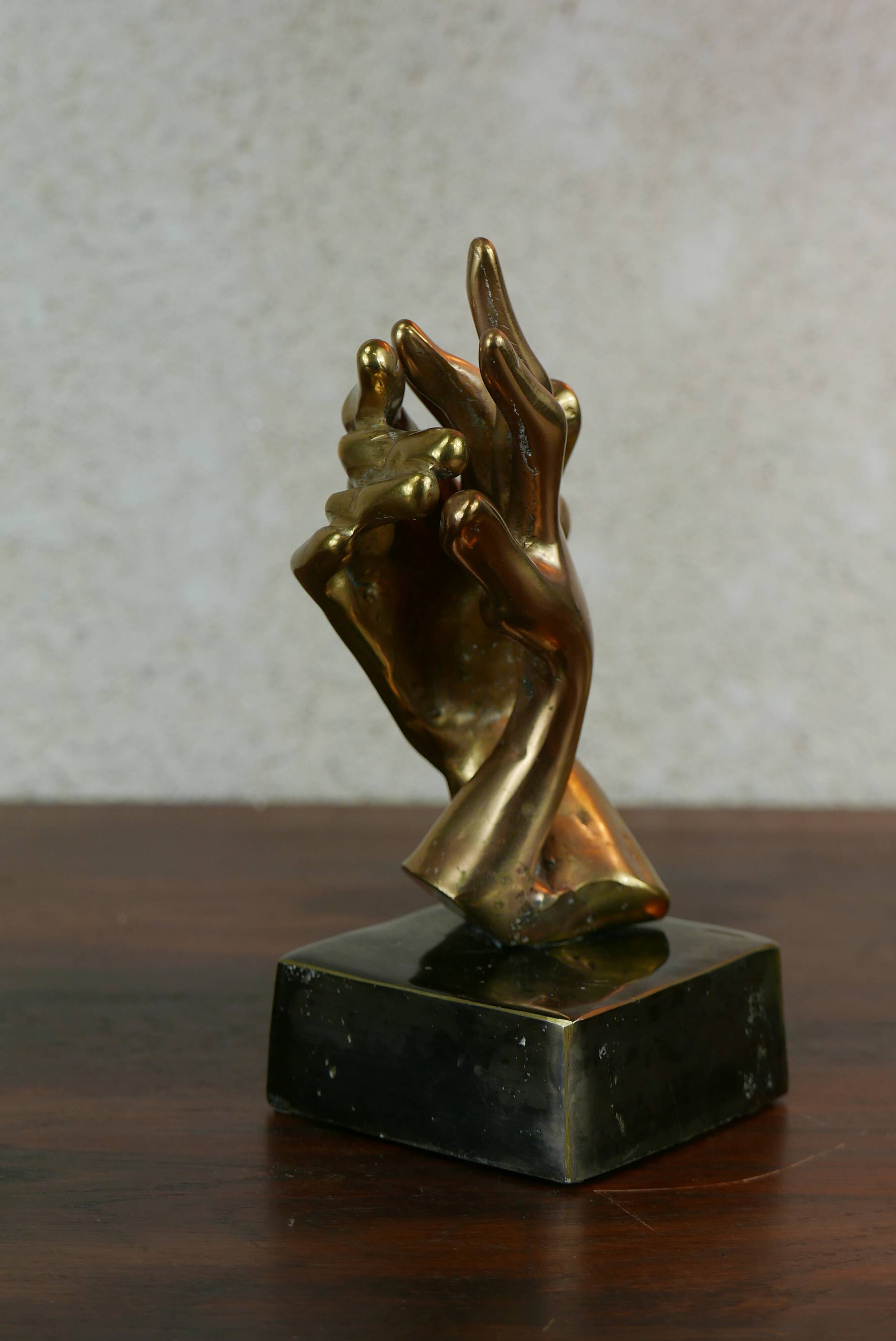sculpture de mains entrelacées en bronze doré, signée Lohé.
