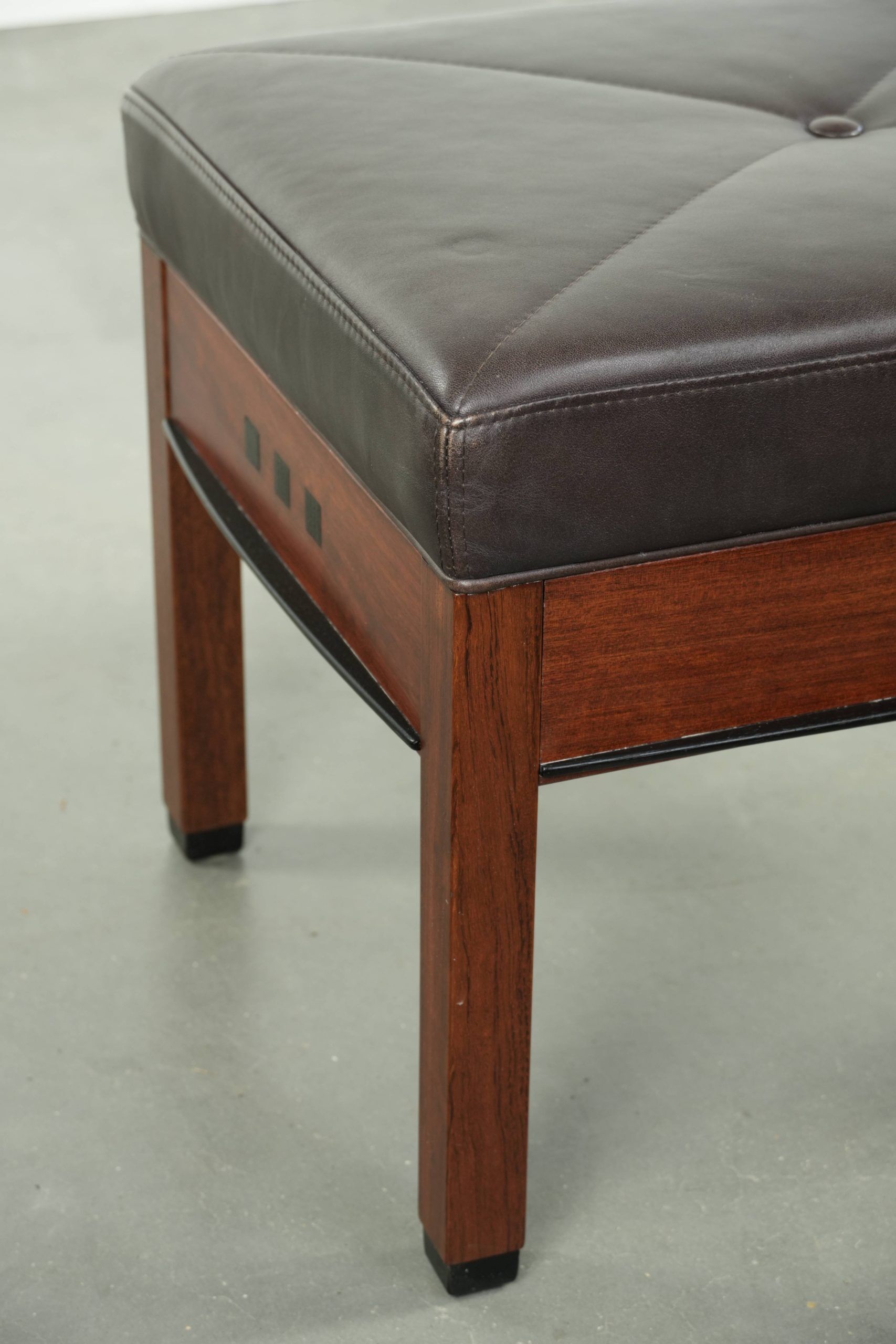 Pouf/tabouret en cuir marron chocolat au design Art Déco