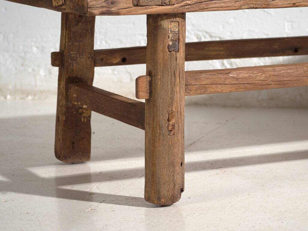 Table basse ancienne en bois de pin – Chine, circa 1930