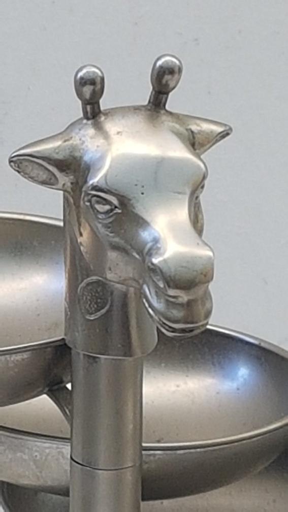 Giraffe-shaped table servant