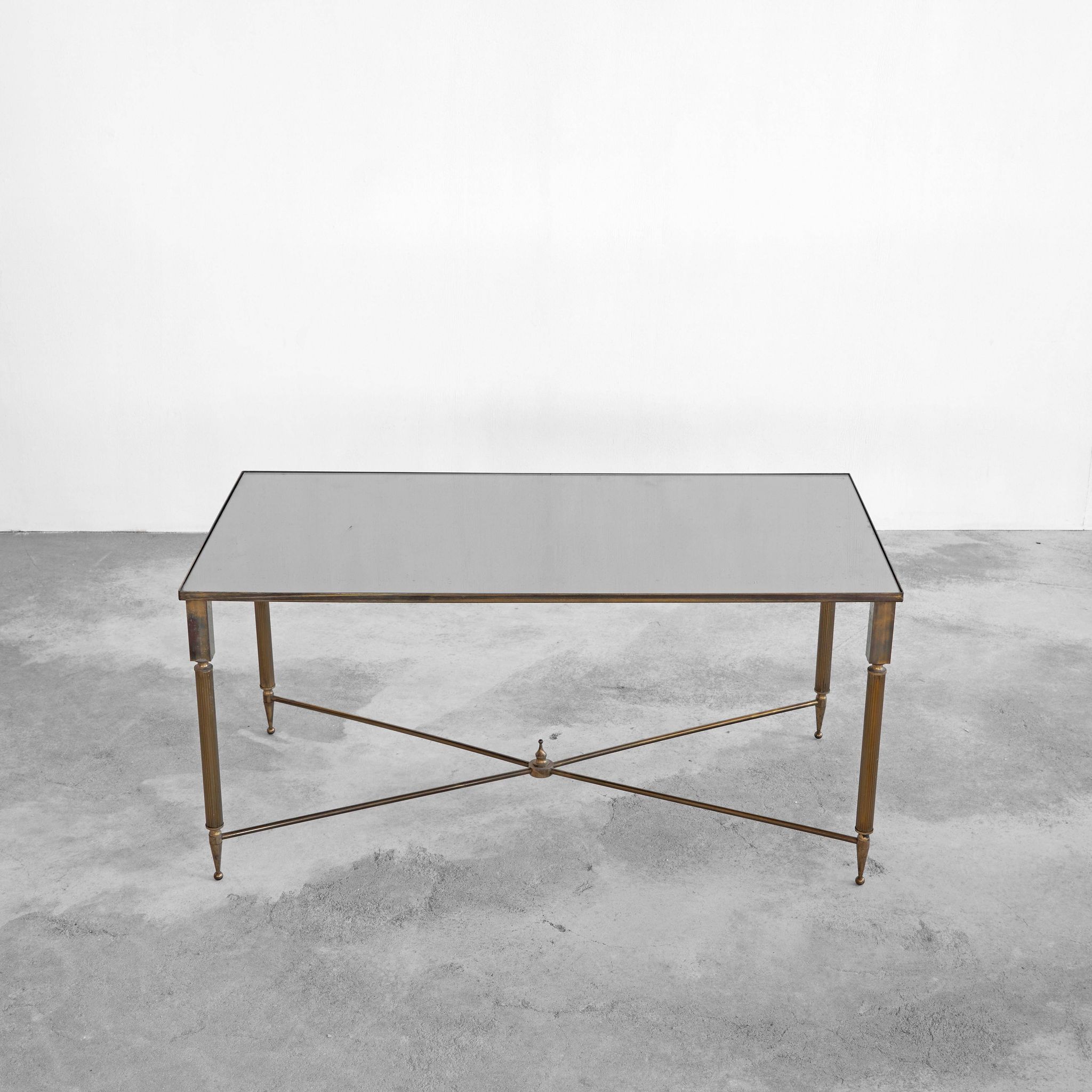 Table basse en laiton patiné et verre Maison Charles années 1960