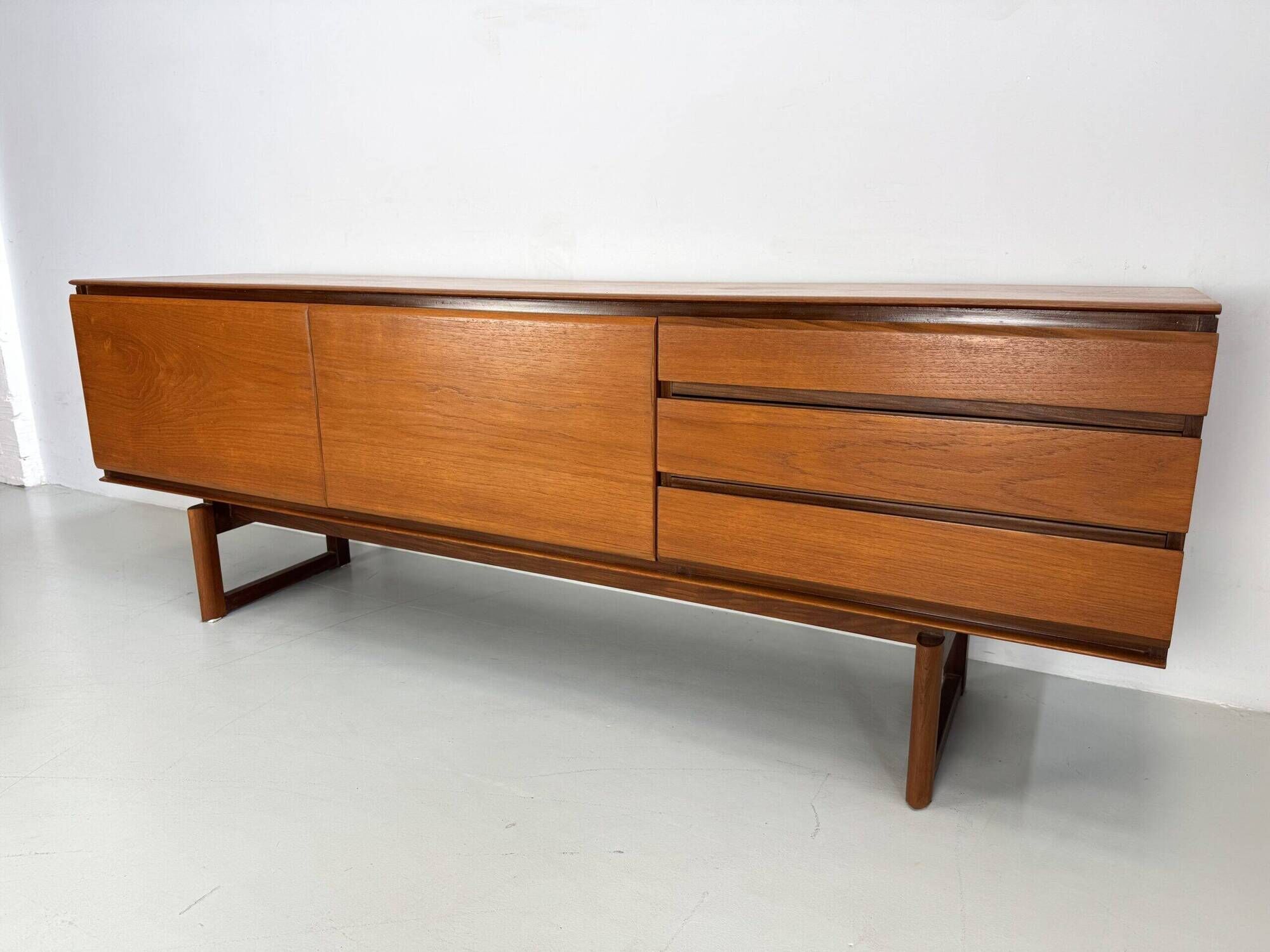 Vintage sideboard White an Newton