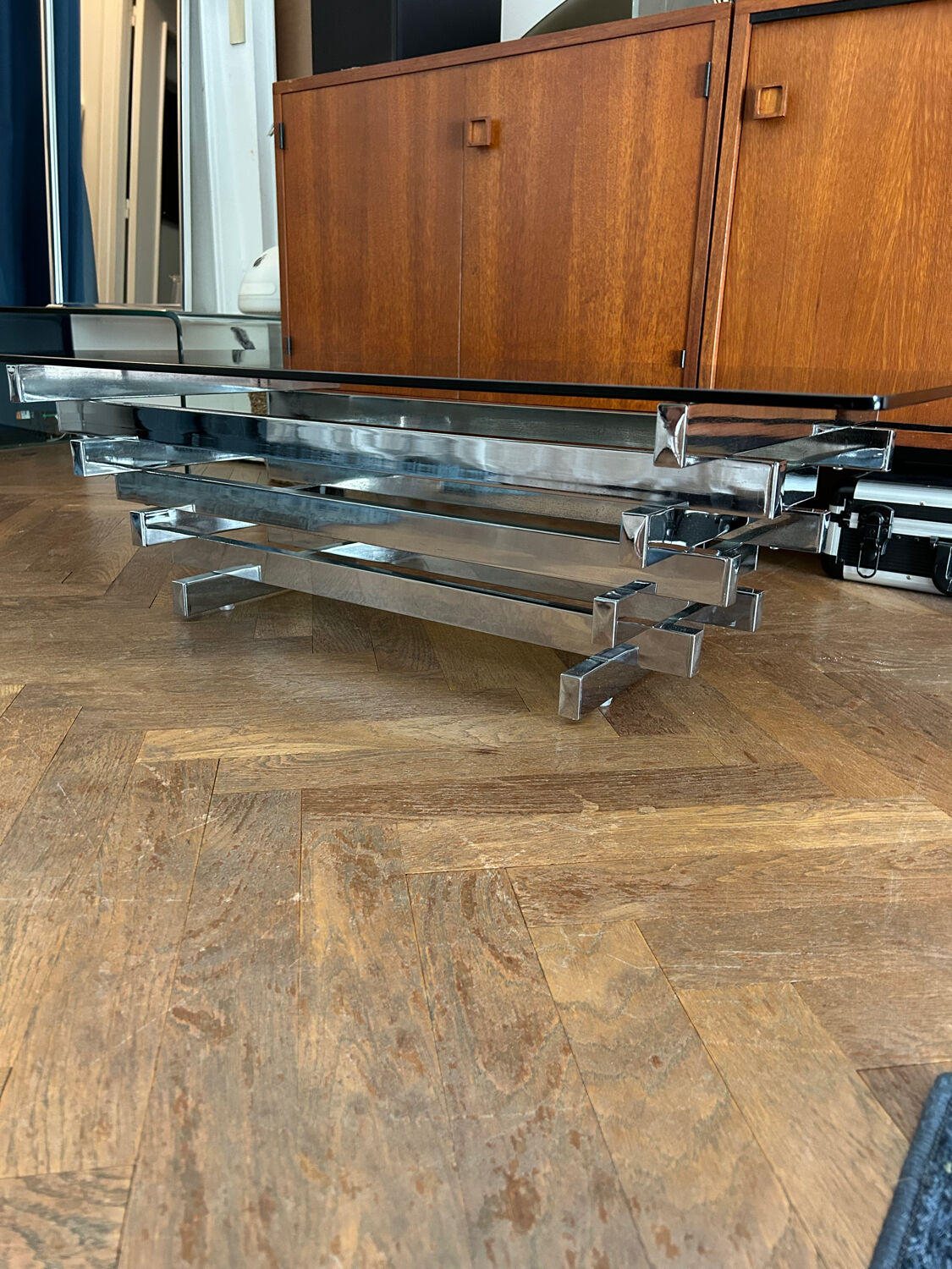 70s design coffee table in rectangular glass with chrome legs.