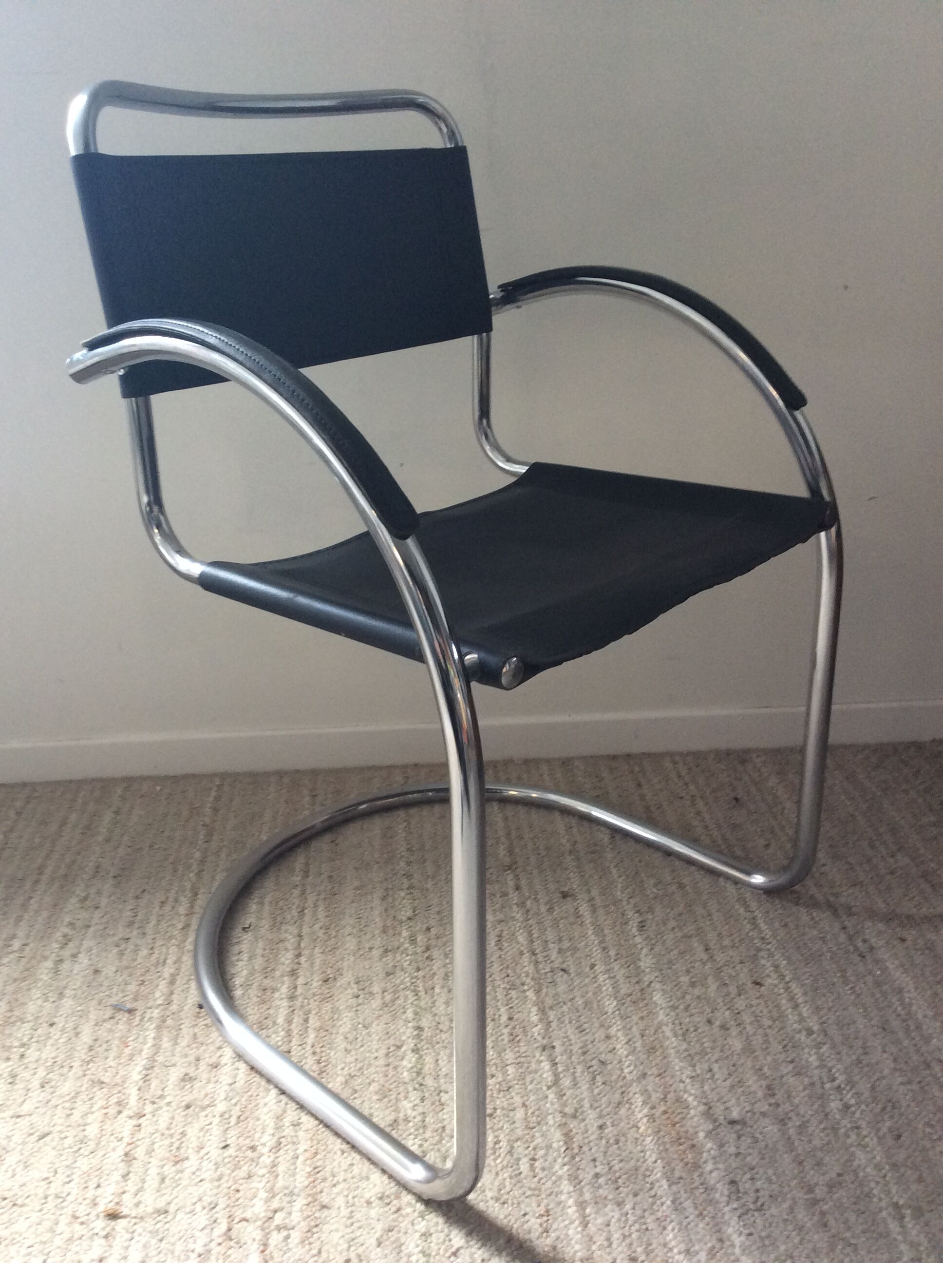 Cantilever Italy chair from the 70s in black leather
