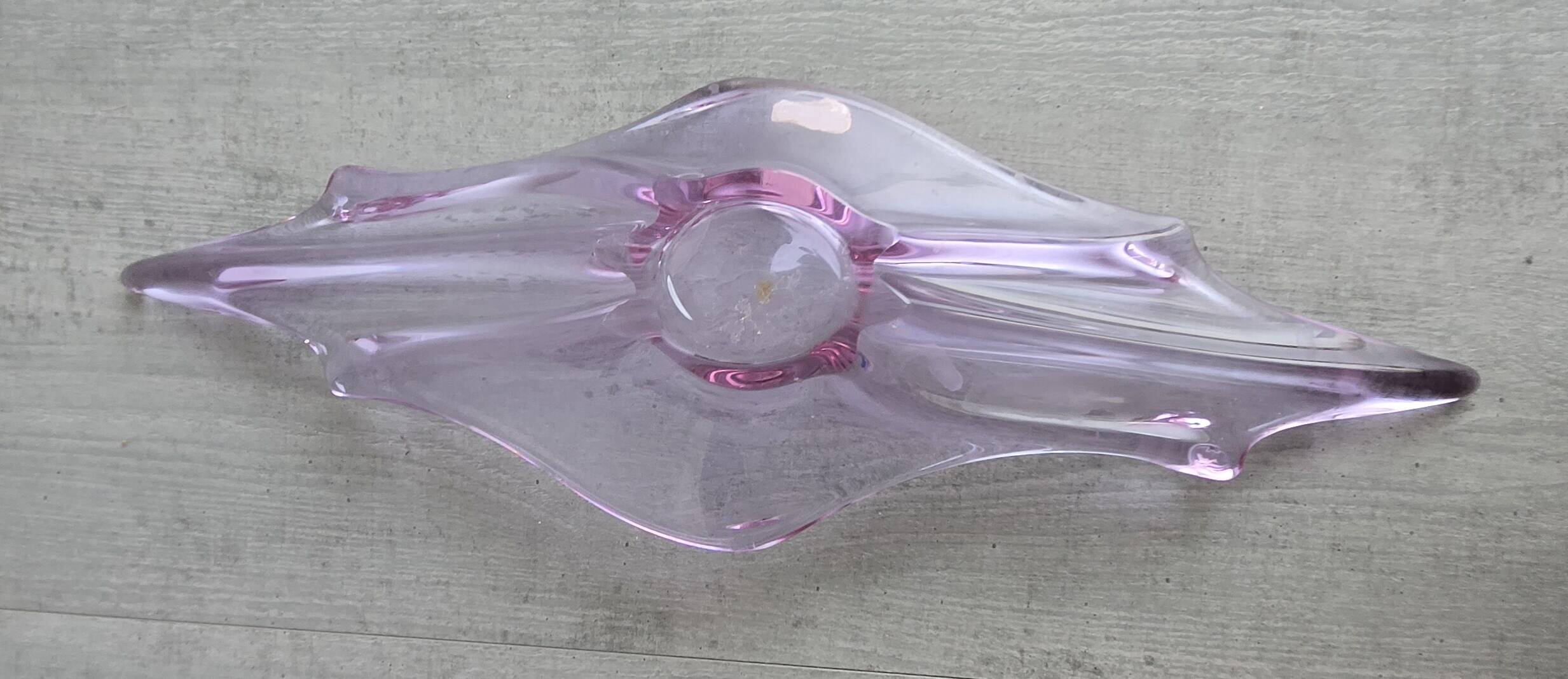 The centrepiece is a vintage creation in crystal from Val Saint Lambert.