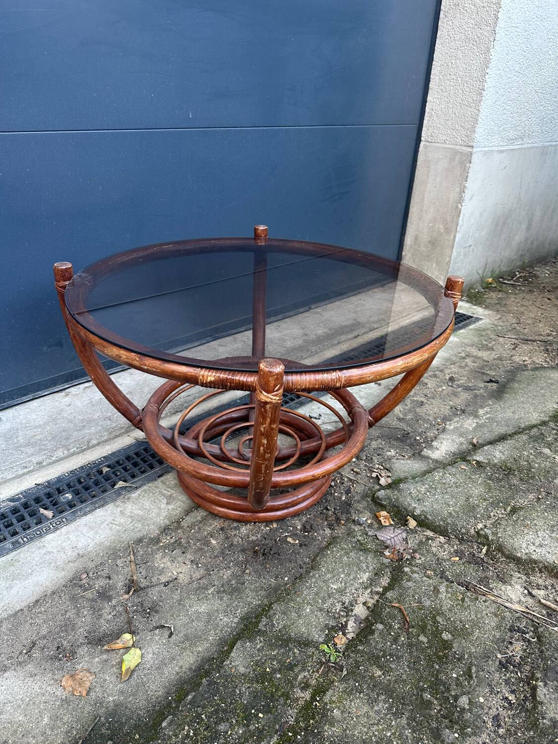 Round coffee table