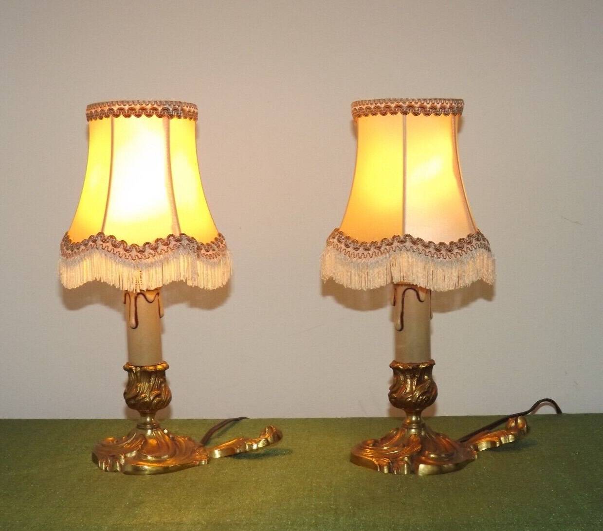 Paire de chandeliers français d'époque avec abatjour en tissu satiné