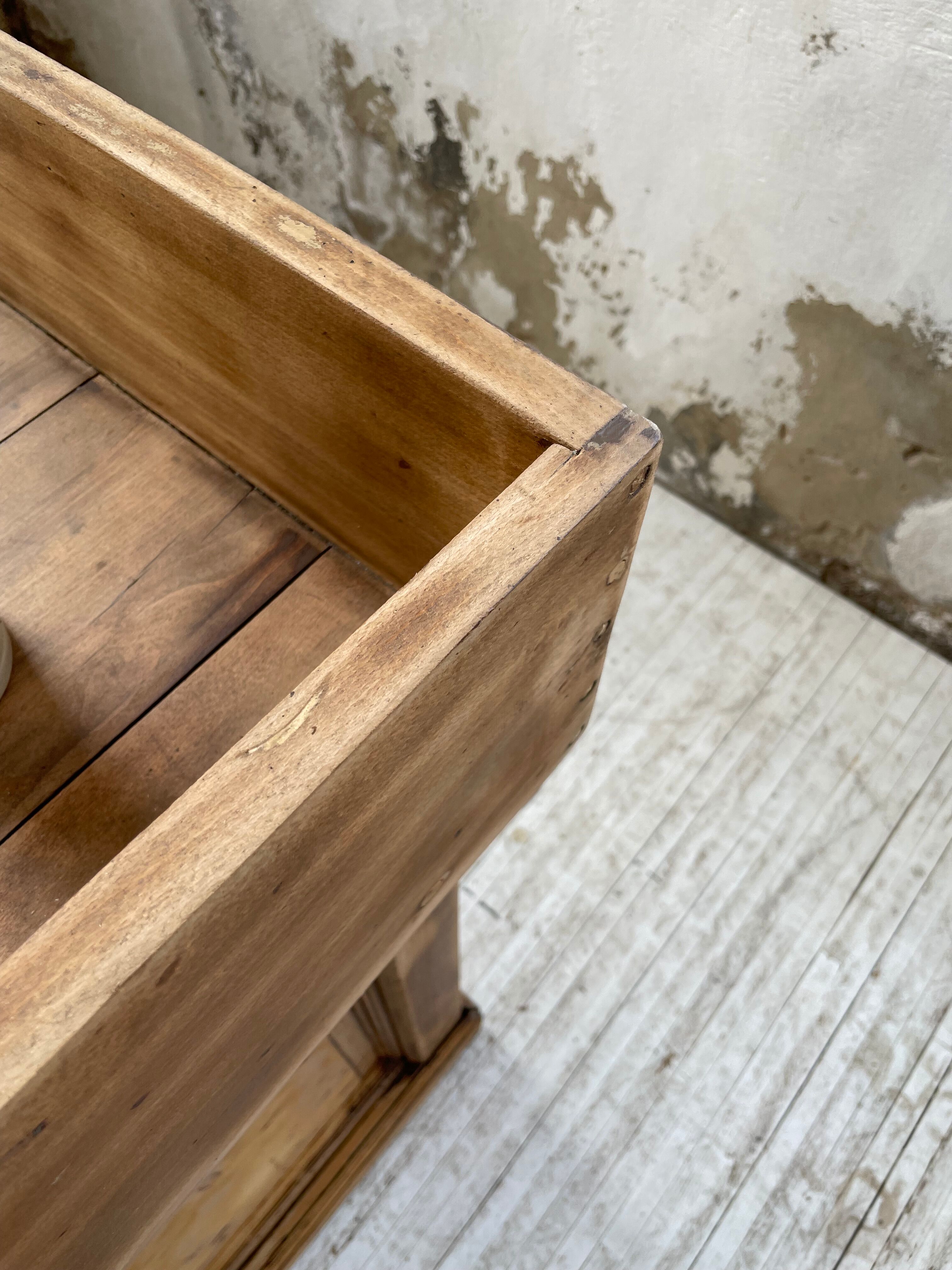 Trading counter central island pine